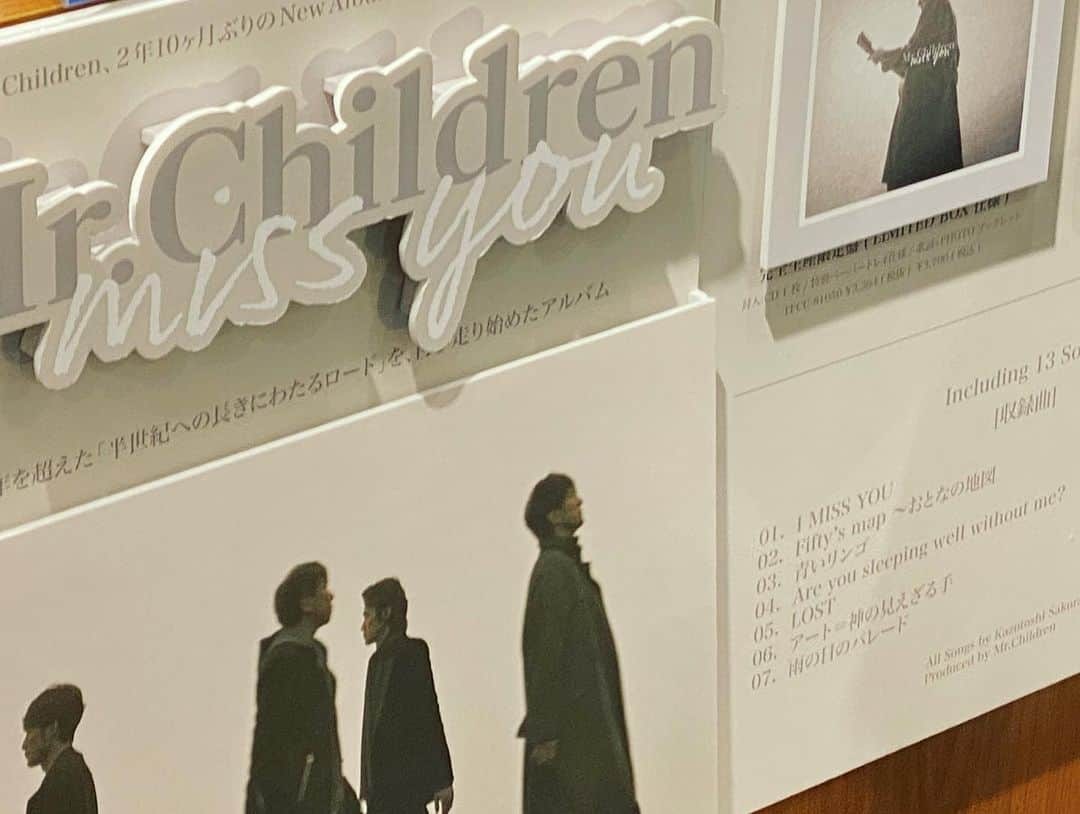 森本千絵さんのインスタグラム写真 - (森本千絵Instagram)「Mr.Children「miss you」発売日❗️  発売日恒例の巡礼の儀。  渋谷TOWERRECORDSへ。 タワレコ空間全体が 愛のある空間で感動しました。  初回も通常も即購入！ うろうろしていたら お世話になっているトイズファクトリーの方に遭遇。 恥ずかしながら記念写真を撮っていただきました。  本日は、miss you日和なお天気。 いっきに涼しくなり 染み込みます。  秋の夜長に、流れる車窓に…とっても心地よいです。  発売おめでとうございます♪♪♪♪  #こういう日に限ってノーメイク  #mrchildren #missyou #towerrecords #shiuya #タワレコ #タワレコ渋谷  #発売日  #towerrecords」10月4日 19時47分 - chiemorimoto_goen