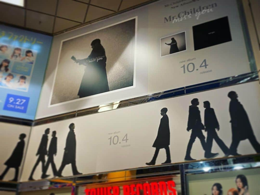 森本千絵さんのインスタグラム写真 - (森本千絵Instagram)「Mr.Children「miss you」発売日❗️  発売日恒例の巡礼の儀。  渋谷TOWERRECORDSへ。 タワレコ空間全体が 愛のある空間で感動しました。  初回も通常も即購入！ うろうろしていたら お世話になっているトイズファクトリーの方に遭遇。 恥ずかしながら記念写真を撮っていただきました。  本日は、miss you日和なお天気。 いっきに涼しくなり 染み込みます。  秋の夜長に、流れる車窓に…とっても心地よいです。  発売おめでとうございます♪♪♪♪  #こういう日に限ってノーメイク  #mrchildren #missyou #towerrecords #shiuya #タワレコ #タワレコ渋谷  #発売日  #towerrecords」10月4日 19時47分 - chiemorimoto_goen