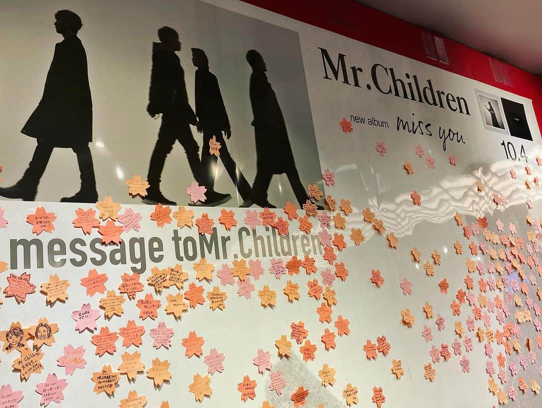 森本千絵さんのインスタグラム写真 - (森本千絵Instagram)「Mr.Children「miss you」発売日❗️  発売日恒例の巡礼の儀。  渋谷TOWERRECORDSへ。 タワレコ空間全体が 愛のある空間で感動しました。  初回も通常も即購入！ うろうろしていたら お世話になっているトイズファクトリーの方に遭遇。 恥ずかしながら記念写真を撮っていただきました。  本日は、miss you日和なお天気。 いっきに涼しくなり 染み込みます。  秋の夜長に、流れる車窓に…とっても心地よいです。  発売おめでとうございます♪♪♪♪  #こういう日に限ってノーメイク  #mrchildren #missyou #towerrecords #shiuya #タワレコ #タワレコ渋谷  #発売日  #towerrecords」10月4日 19時47分 - chiemorimoto_goen