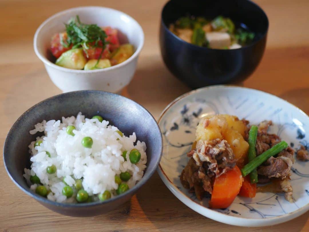 のインスタグラム：「あまり甘党ではない私にとって、やっぱり肉じゃがは味噌風味に限る。コクがあって美味しい😋  あとはお豆ご飯、アボカドとトマトの梅紫蘇和え、具沢山お味噌汁。  やっぱりこんな和食がほぼ毎日。  牛肉は家庭では買わないルールを自分に課しているけれど、この街で豚肉薄切りを買うのは旅なので、今夜は例外で牛肉。まだまだ産後なので(?)自分に優しく！😚」