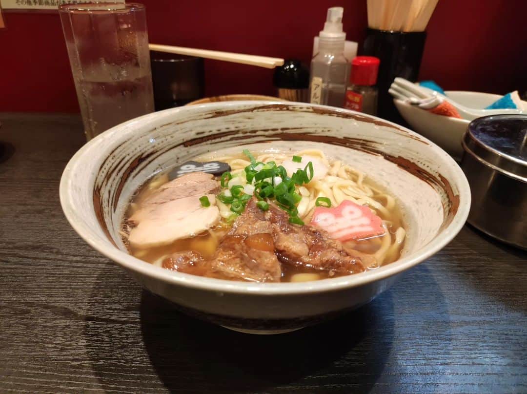 つけMen野郎のインスタグラム：「沖縄そば ラーメン大至 久しぶりの大至。しかも夜。しかもマルエフスタート。沖縄そばの限定麺でテビチをチビチビつまむ。そして〆に沖縄そば。出汁と塩味強めでパンチのある沖縄そば。スープうまい。麺は太い平打ちで力強くて食べ応えある。ラフテー、ソーキがトロトロに煮込まれていてうまい。紅生姜とコーレーグースで味変もうまかった。夜大至できて良かったなぁ。」
