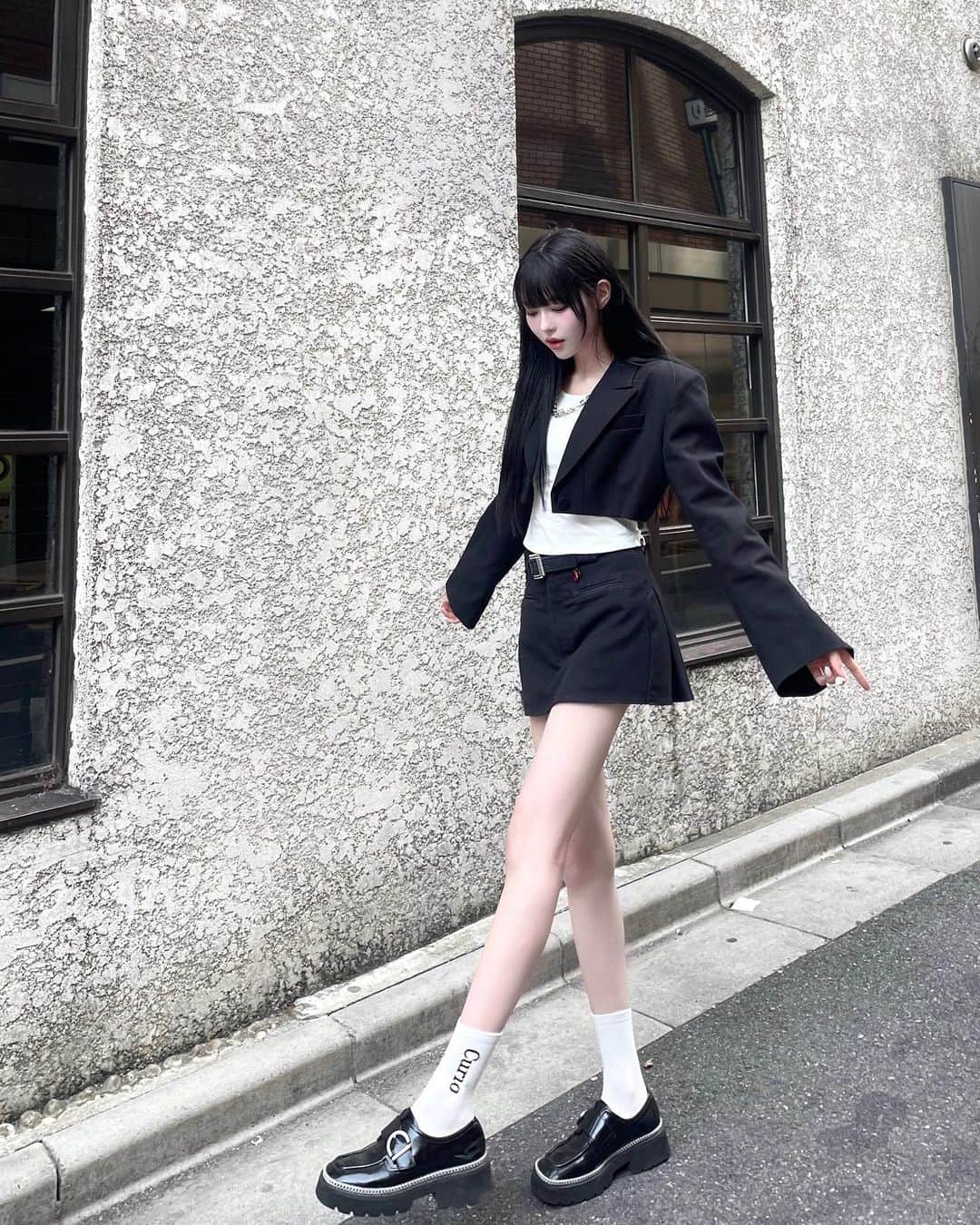 SAKURAのインスタグラム：「#PR @paseos_official さんとの共同開発商品🤍꙳✧˖°  韓国風テイストのデザインソックスが販売中だよ🎀チェーン付きのソックスとかラメソックス、メタルパーツ付きフェイクパール付きやビックリボン付きで種類豊富で可愛いので是非店舗でチェックしてみてね👶🏻💞    -アイテムの一例- ・チェーンアクセ付きソックス 価格290円(税込319円) カラー展開　オレンジ、ブラック 品番　73-588-670-21、22     ・フェイクパールメタルパーツ付きソックス 価格290円(税込319円) カラー展開　アイボリー、ベージュ、ブラック 品番　73-588-670-41、42、43   ・フェイクパール付き英字柄ソックス 価格290円(税込319円) カラー展開　オフ、ブラック 品番　73-588-670-01、02   ・ビックリボン付きリブソックス 価格290円(税込319円) カラー展開　エンジ、ブラック 品番　73-588-670-41、42」