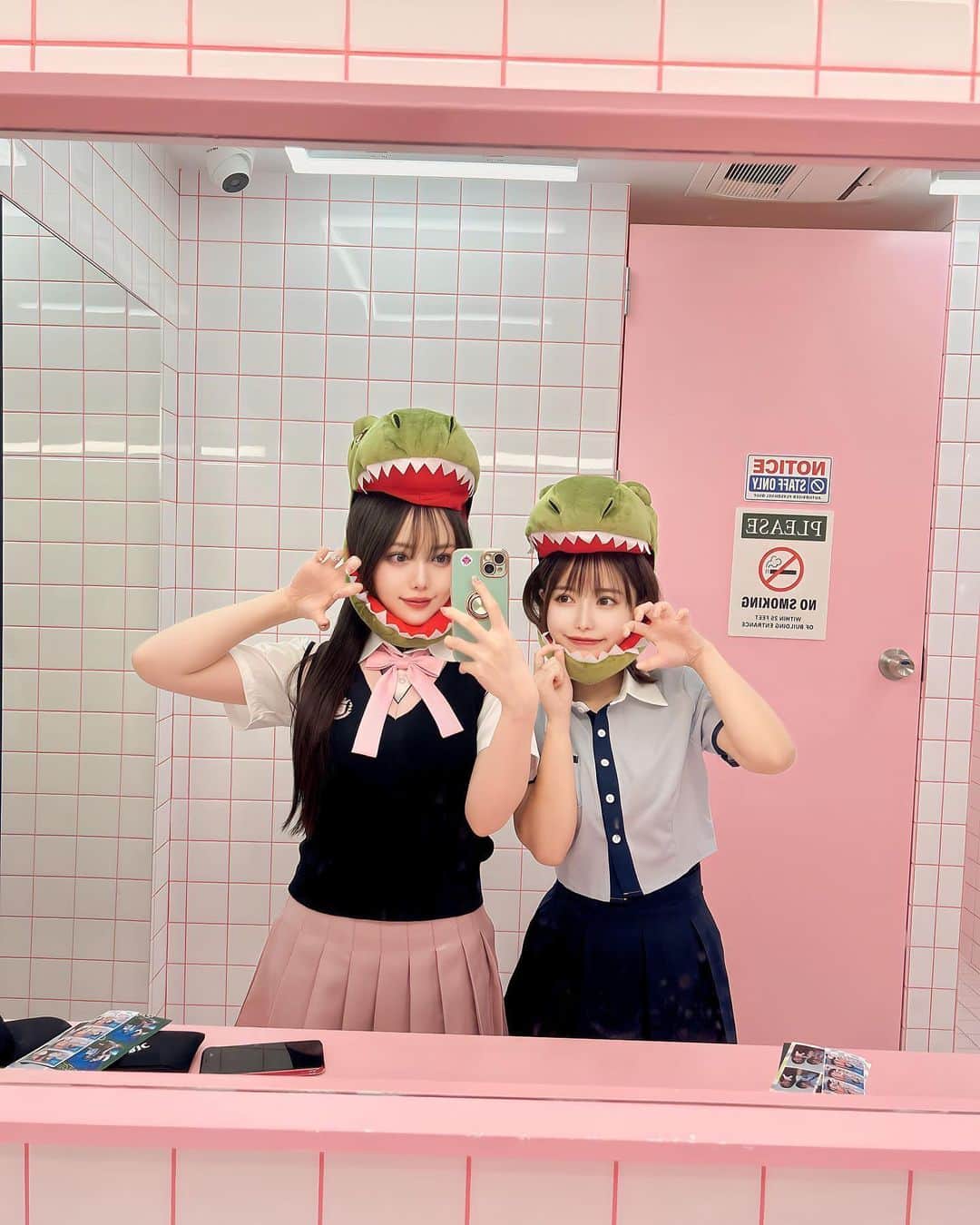 朝日しずくさんのインスタグラム写真 - (朝日しずくInstagram)「新大久保にあるビキフォト📷(@bkeyphoto_jp )さんにお邪魔してきました🩵  韓国アイドルスクールコンセプトの店内は 内観も外観も細かい所までめちゃくちゃかわいくて K-POPアイドルな気分になれる制服で思う存分プリクラ&写真が撮れるよ🤳🩵  ちなみにレンタルの制服は色んな種類があって選ぶの楽しいし、質がとてもよかったよ~◎  髪やお化粧直しができるドレッサーには人気のティルティルやダイソンのヘアアイロンなどがあって無料で使えるから手ぶらで行けるの本当にありがたいの~🥺天才すぎる~🥺  韓国プリクラが撮れるフォトブースはそれぞれ教室コンセプト、サークルルームなどの可愛いセットがなどあるので撮りたい用途に合わせて選べるのでとってもおすすめっ🙌🩵  新大久保に行った際は皆もぜひ行ってみてね☺️  #pr #bkeyphoto #ビキフォト #韓国プリクラ #bkeyphotoseoul #bkeyidolschool #kpopschool #新大久保カフェ #新大久保ランチ #新大久保映えスポット #韓国制服レンタル #東京映えスポット」10月4日 19時43分 - asahidrops