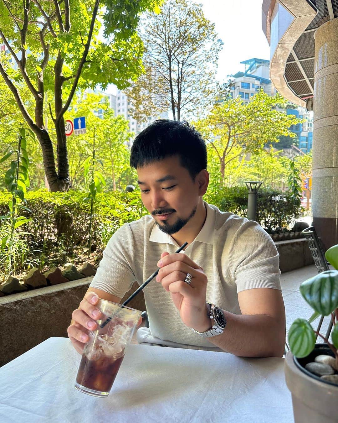 G.Oのインスタグラム：「턱에도 머리가 납니다.」
