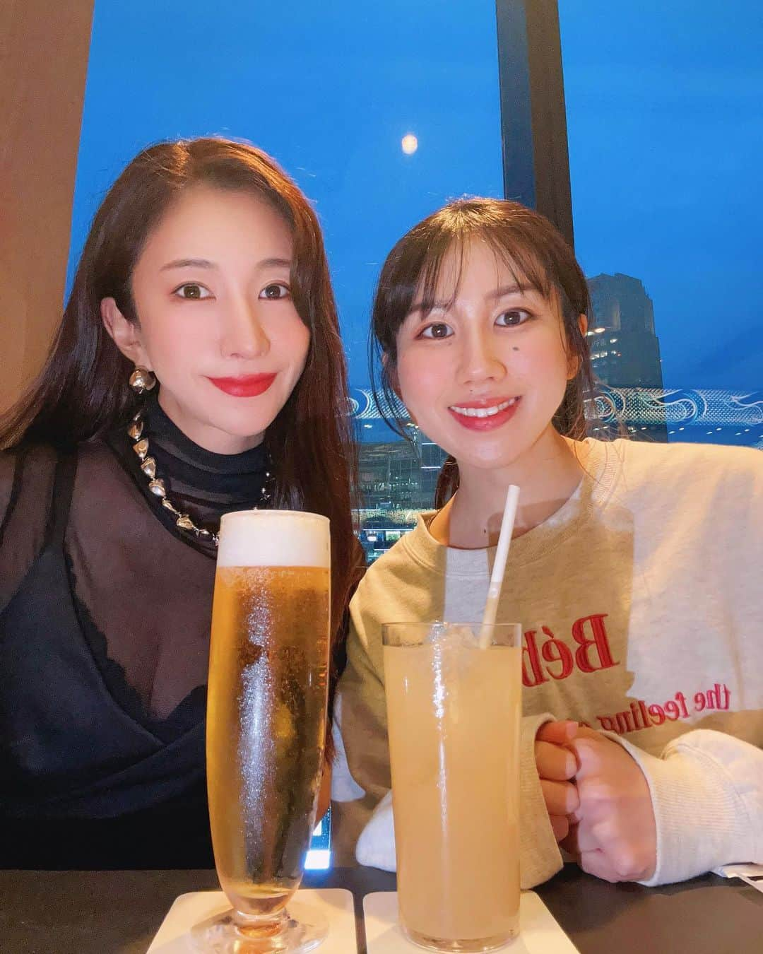 中村江莉香さんのインスタグラム写真 - (中村江莉香Instagram)「お仕事終わりにお疲れ様会🍺🩷 カウンターでしゃぶしゃぶ🍚  私は#豚しゃぶ コース🐖 桃ちゃんは#牛しゃぶ MIXコース🐃2人とも野菜増し増し🥦🥬🍄  突然寒いのでお鍋でぬくぬく温まっています🫡💛💛 皆様もぬくぬくご自愛ください☔️🩷  #会社メンバー #お疲れ様会 #2人ご飯 #桃マネージャー #しゃぶしゃぶつかだ渋谷 #渋谷スクランブルスクエアグルメ #渋谷ごはん #しゃぶしゃぶ好き #渋谷スクランブルスクエア #スクランブルスクエア #渋谷グルメ #渋谷ランチ #渋谷ディナー #渋谷デート #しゃぶしゃぶ #ひとりしゃぶしゃぶ #美味しいご飯好きな人と繋がりたい #グルメ #女子会  #野菜増しまし #渋谷スカイ #つかだスカイ #佐藤可士和 #s2tkd #shibuyacrossing #woomypr #渋谷展望台 #カウンターご飯 @shabushabutsukada.shibuya」10月4日 19時43分 - erica_nakamura