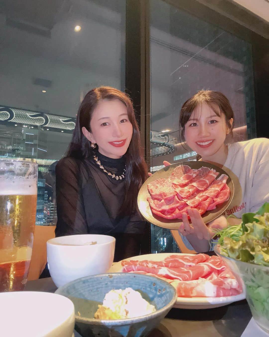 中村江莉香さんのインスタグラム写真 - (中村江莉香Instagram)「お仕事終わりにお疲れ様会🍺🩷 カウンターでしゃぶしゃぶ🍚  私は#豚しゃぶ コース🐖 桃ちゃんは#牛しゃぶ MIXコース🐃2人とも野菜増し増し🥦🥬🍄  突然寒いのでお鍋でぬくぬく温まっています🫡💛💛 皆様もぬくぬくご自愛ください☔️🩷  #会社メンバー #お疲れ様会 #2人ご飯 #桃マネージャー #しゃぶしゃぶつかだ渋谷 #渋谷スクランブルスクエアグルメ #渋谷ごはん #しゃぶしゃぶ好き #渋谷スクランブルスクエア #スクランブルスクエア #渋谷グルメ #渋谷ランチ #渋谷ディナー #渋谷デート #しゃぶしゃぶ #ひとりしゃぶしゃぶ #美味しいご飯好きな人と繋がりたい #グルメ #女子会  #野菜増しまし #渋谷スカイ #つかだスカイ #佐藤可士和 #s2tkd #shibuyacrossing #woomypr #渋谷展望台 #カウンターご飯 @shabushabutsukada.shibuya」10月4日 19時43分 - erica_nakamura