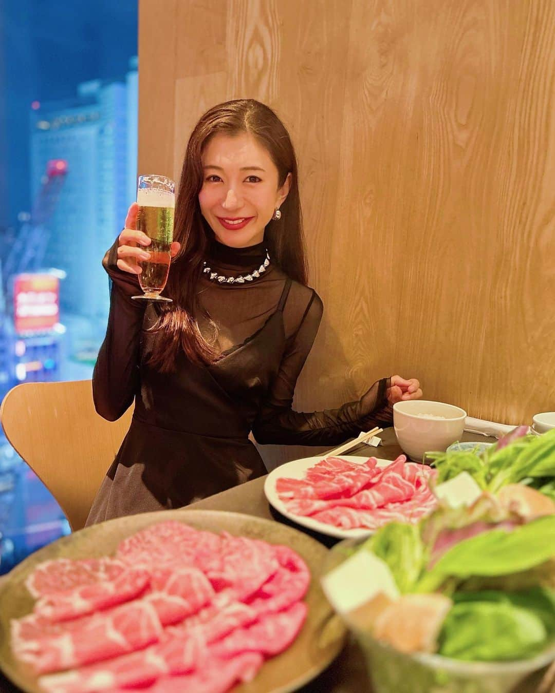 中村江莉香のインスタグラム：「お仕事終わりにお疲れ様会🍺🩷 カウンターでしゃぶしゃぶ🍚  私は#豚しゃぶ コース🐖 桃ちゃんは#牛しゃぶ MIXコース🐃2人とも野菜増し増し🥦🥬🍄  突然寒いのでお鍋でぬくぬく温まっています🫡💛💛 皆様もぬくぬくご自愛ください☔️🩷  #会社メンバー #お疲れ様会 #2人ご飯 #桃マネージャー #しゃぶしゃぶつかだ渋谷 #渋谷スクランブルスクエアグルメ #渋谷ごはん #しゃぶしゃぶ好き #渋谷スクランブルスクエア #スクランブルスクエア #渋谷グルメ #渋谷ランチ #渋谷ディナー #渋谷デート #しゃぶしゃぶ #ひとりしゃぶしゃぶ #美味しいご飯好きな人と繋がりたい #グルメ #女子会  #野菜増しまし #渋谷スカイ #つかだスカイ #佐藤可士和 #s2tkd #shibuyacrossing #woomypr #渋谷展望台 #カウンターご飯 @shabushabutsukada.shibuya」