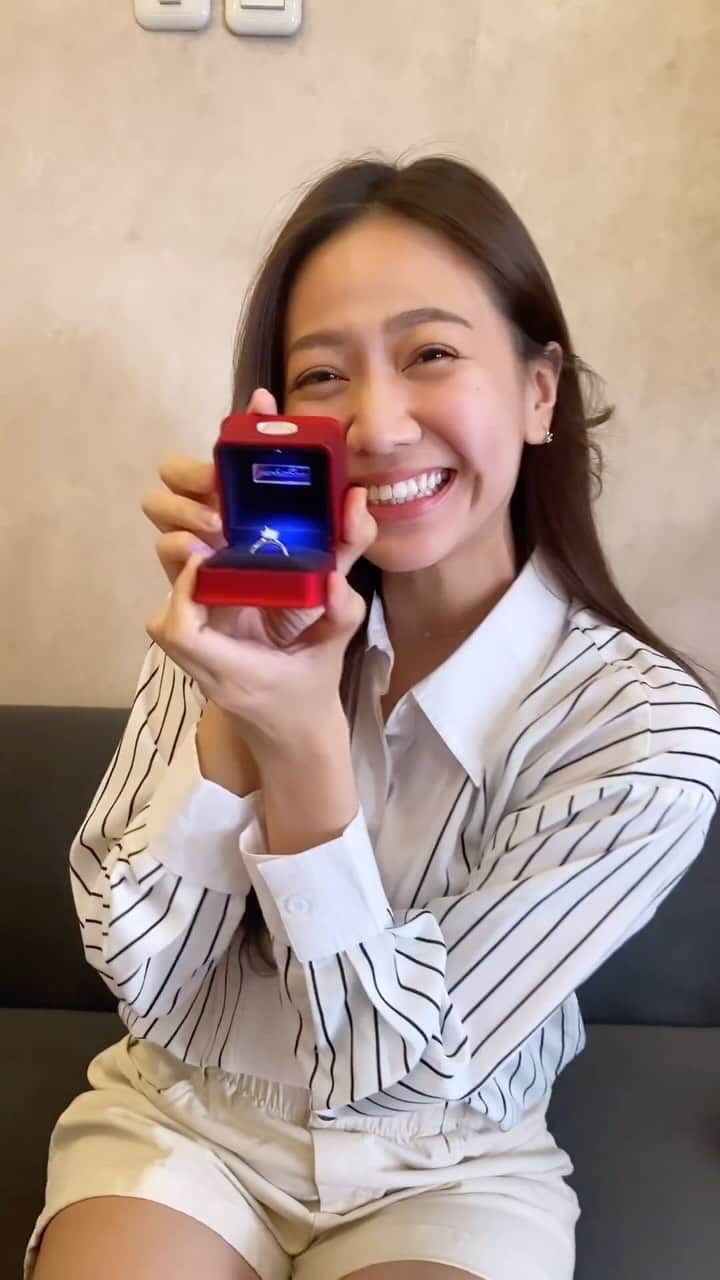 シャニア・ジュニアナタのインスタグラム：「SASA MSG bikin cincin?!?!?!  Iyaa guys, cincin pertama di DUNIA yang terbuat dari MSG! Cincin dari @sasamelezatkan super duper unik dan gak nyangka bisa se cantik ituu!   Kalian bisa liat koleksi cincin MSG ini secara langsung di event Bridestory Market tanggal 5-8 Oktober 2023 yah! Lokasi nya di ICE BSD😆 @micinsocialgang @sasamelezatkan #perhiaSanbySasa #SasaMelezatkan #MicinSocialGang」