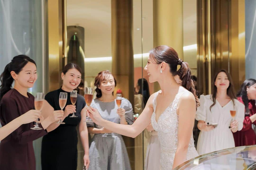 野原遥のインスタグラム：「BRIDAL PROGRAM VOL.４💐  9/26.9/27、二日間に分けて開催した、 Night ウエディングイベント🥂  素敵なお写真が届きました🥰  今回は、イベントにご参加いただいた皆様へも お写真を送らせていただいています📷💓  また、今回ご協賛いただいたネイルサロン💅 @mythique_futakotamagawa 様からは、 イベントに参加いただいた方限定の スペシャルメニューをご用意いただきましたので これを機にぜひお試しいただければと思います✨  理想の爪の形と繊細なラインを仕上げてくれる 技術が高いスタッフさんが揃っています☺️ 私ももう2年通っていて、 自分のブライダルネイルもお願いしたサロン様👰‍♀️💞  今回もとっても素敵な花嫁様ばかりで すごく楽しかったなぁ🥹💐  さ、11月・12月の新たなイベントに向けて 準備頑張るぞ💪🔥  #ブライダルレッスン #結婚式準備 #マグノリアホワイト #プレ花嫁 #weddingdres #のはるレッスン #BRIDALPROGRAM #mythique #ブライダルネイル」