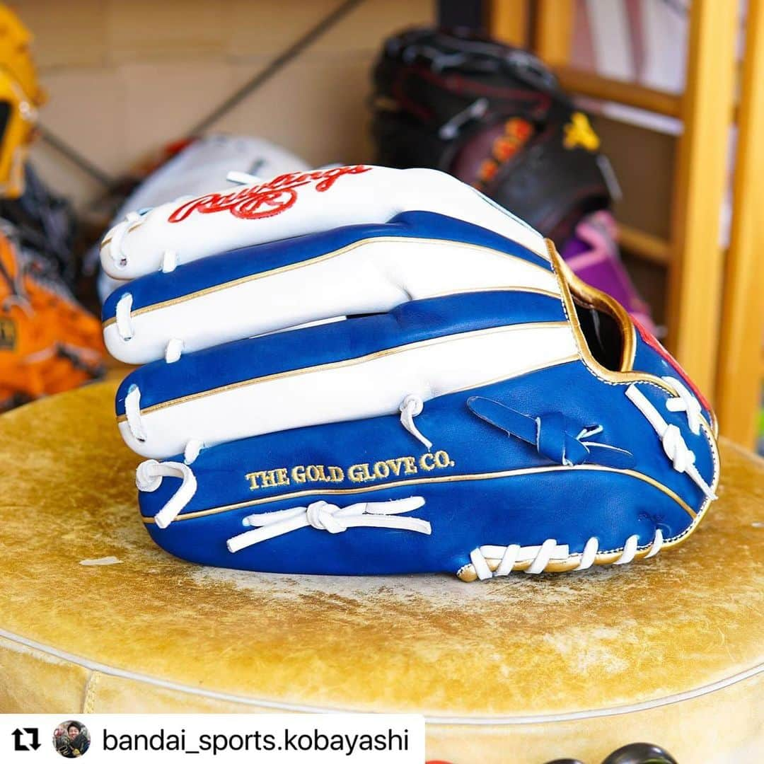 Rawlings Japanさんのインスタグラム写真 - (Rawlings JapanInstagram)「#Repost @bandai_sports.kobayashi with @use.repost ・・・ デカ内野手用はこれだー！ @rawlings_japan_llc   どうも！ バンスポ小林です！  本日ご紹介するグラブは ローリングスNP7型！  でかい内野手用お探しの方に オススメです。 なんなら外野手用にしか みえませんが内野手用なんです！  サイズも12.25インチと かなり大きめの内野手用に なります！  オリックスの宗選手が 今シーズンこちらを使用して いるとの事です👍  そしてお客様の 配色センスも抜群で おしゃれで目立つグラブに なりました！  ローリングス きてます。  ブルー感。  @rawlingssg  @rawlings_japan_llc  #ローリングス #ローリングスジャパン  #宗佑磨  #内野手用 #外野手用 #でかい  #青 #バンダイスポーツ #バンスポ #バンスポチャンネル  #会津 #会津若松 #型付け #小林魂の型付け @rawlings_japan_llc」10月4日 19時56分 - rawlings_japan_llc