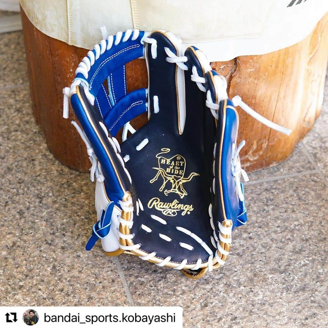 Rawlings Japanさんのインスタグラム写真 - (Rawlings JapanInstagram)「#Repost @bandai_sports.kobayashi with @use.repost ・・・ デカ内野手用はこれだー！ @rawlings_japan_llc   どうも！ バンスポ小林です！  本日ご紹介するグラブは ローリングスNP7型！  でかい内野手用お探しの方に オススメです。 なんなら外野手用にしか みえませんが内野手用なんです！  サイズも12.25インチと かなり大きめの内野手用に なります！  オリックスの宗選手が 今シーズンこちらを使用して いるとの事です👍  そしてお客様の 配色センスも抜群で おしゃれで目立つグラブに なりました！  ローリングス きてます。  ブルー感。  @rawlingssg  @rawlings_japan_llc  #ローリングス #ローリングスジャパン  #宗佑磨  #内野手用 #外野手用 #でかい  #青 #バンダイスポーツ #バンスポ #バンスポチャンネル  #会津 #会津若松 #型付け #小林魂の型付け @rawlings_japan_llc」10月4日 19時56分 - rawlings_japan_llc