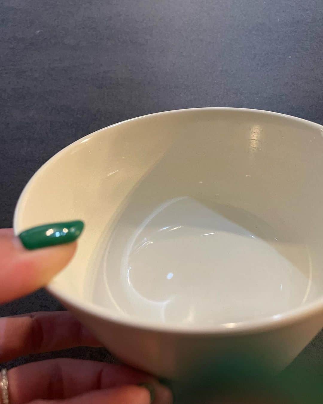 上田麻希子さんのインスタグラム写真 - (上田麻希子Instagram)「. . #uedmkkペット ⁡ 「久しぶりにアップデイトしたもの」 ⁡ 今まで陶器のタイプをつかっていて 可愛いし高さもちょうどよく お気に入りだったのですが 1つ難点、洗うのが大変ということ。 ⁡ その問題をクリアしてくれたのが こちら！！  @ideaco_design  ⁡ 食器とベースがセパレートになっているので土台はそのまま、食器だけ洗えばOK!! ⁡ ララはチワワ、体重3.2kg位かな。 チワワのサイズ感としてご参考に うちはハイタイプにしています。 ⁡ 土台が低すぎるとうちの子は食べにくそうなのでいつも高さがあるものを選んでいます。 ⁡ 手前が傾いているので 食べやすそう♡  土台は見た目より適度に重さがあるので動くことなく安定しています。　 ⁡ しかもボウルの素材は50％が竹で出来ており、割れにくく、環境にも安全快適！ お手入れも簡単です。 ⁡ お水はさりげなくラインがあるので目印になって何げに便利♡ ⁡ そろそろ新しくしたいなーって方に おすすめしたいやつ♡ . . #ideaco #PetFeeder #ペットフィーダー #チワワ #チワワ部 #食器 #ペット食器 #ペットのいる生活 #ペットのいる暮らし #パーソナルお片づけアドバイザー #整理収納アドバイザー #日々の暮らし #暮らしを楽しむ #マンションライフ #マンション暮らし #子育て #子供と犬の生活 ⁡」10月4日 19時56分 - uedmkk