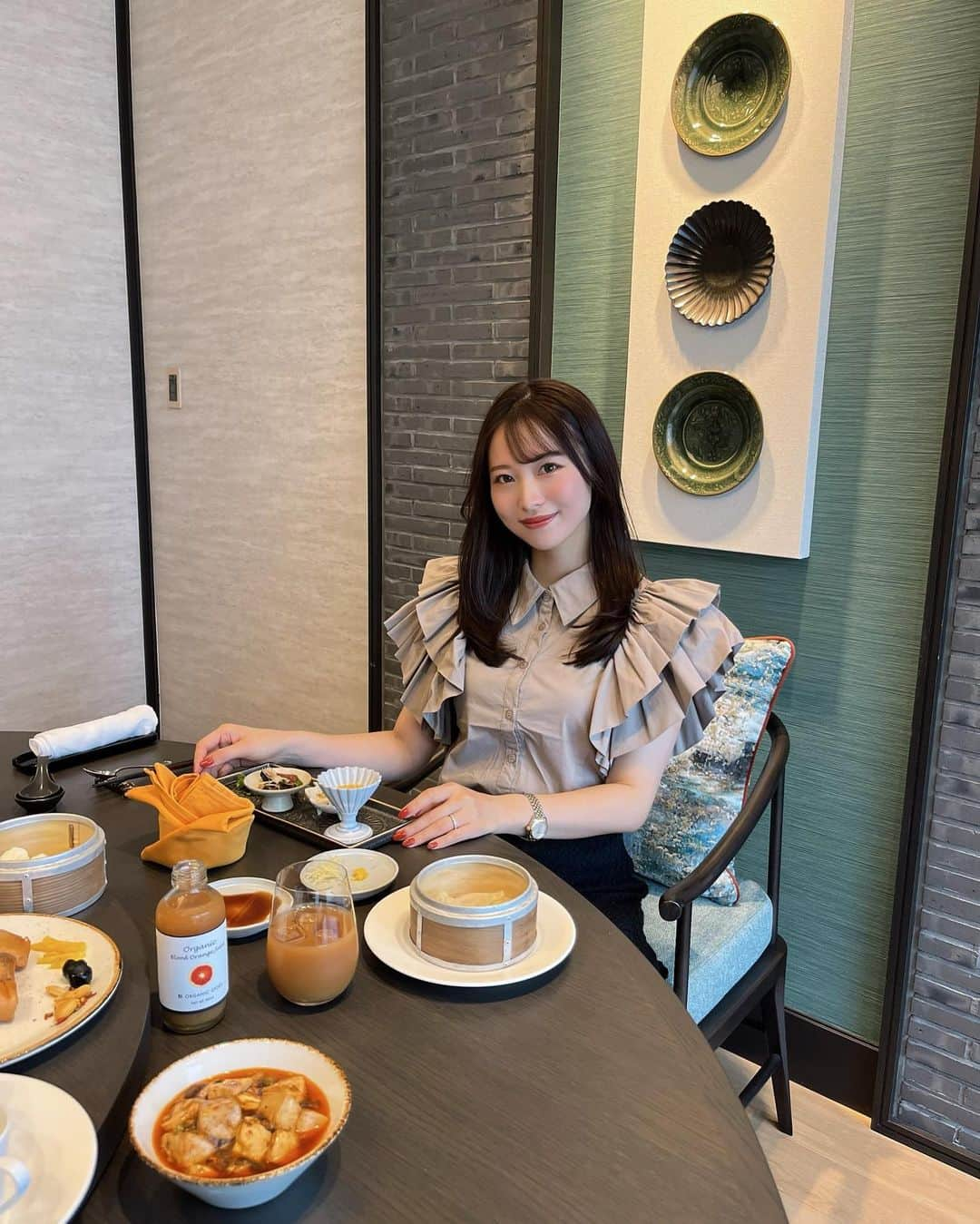 清里千聖さんのインスタグラム写真 - (清里千聖Instagram)「#🍽️ #🍤 8月にリニューアルオープンされた @hiltonnagoya 中国料理「王朝」 のランチビュッフェへ🇨🇳🍽️ ⁡ 店内のラグジュアリーな雰囲気も素敵で🫧 個室をご用意して頂いたので大学時代の友人と ゆっくりと過ごせました😌🤍 ⁡ そしてなによりお料理🍽️ 麻婆豆腐に点心、海老チリ、酢豚と種類も豊富で どれも美味しく大満足🥰 デザートの杏仁豆腐は美味しすぎて2個も頂いちゃった♡  みなさんもぜひ🤤🍤💕 #ヒルトン名古屋 #hiltonnagoya #中国料理王朝  #チャイニーズランチビュッフェ #ランチビュッフェ#PR#lunch」10月4日 19時57分 - chiseikiyosato