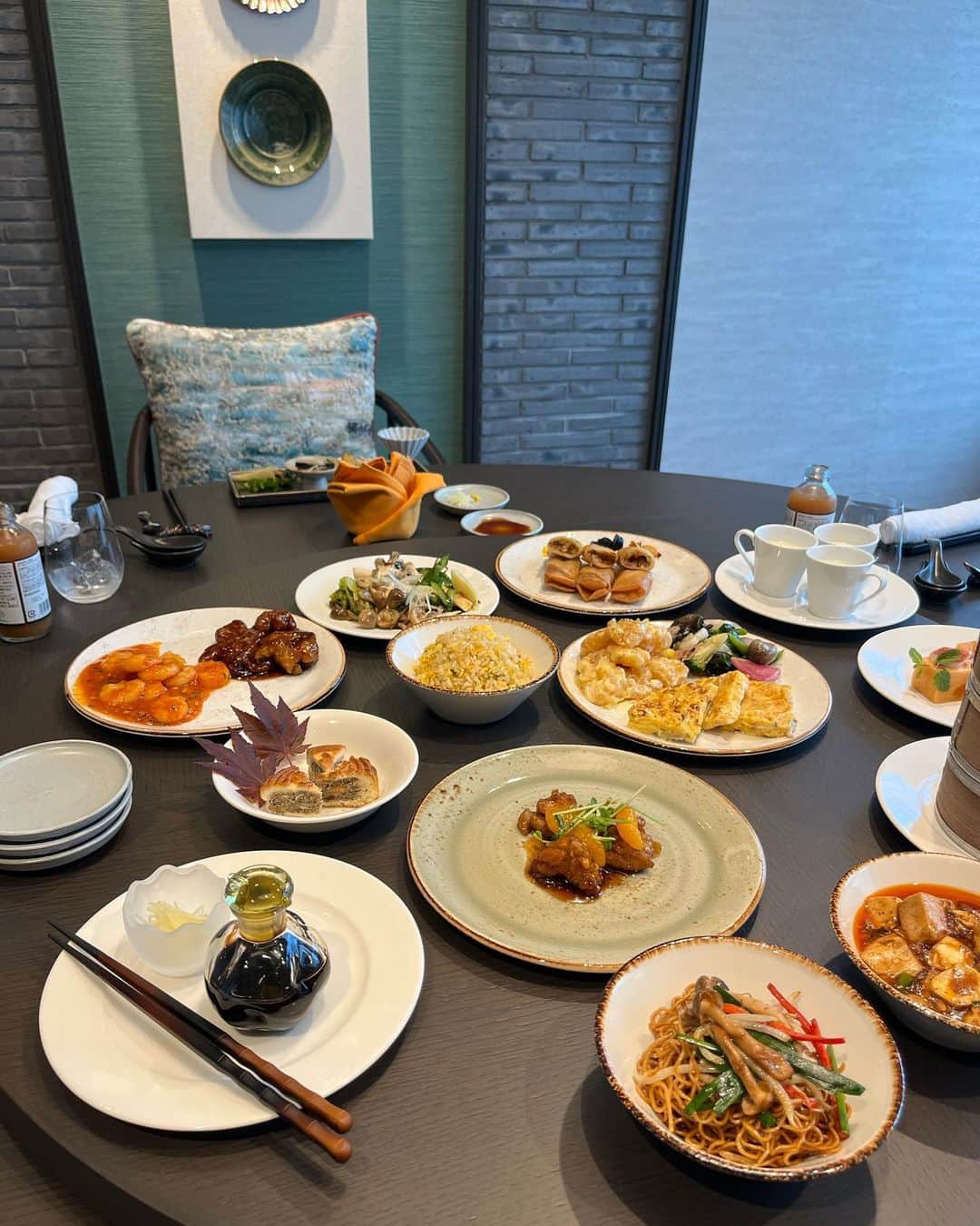 清里千聖さんのインスタグラム写真 - (清里千聖Instagram)「#🍽️ #🍤 8月にリニューアルオープンされた @hiltonnagoya 中国料理「王朝」 のランチビュッフェへ🇨🇳🍽️ ⁡ 店内のラグジュアリーな雰囲気も素敵で🫧 個室をご用意して頂いたので大学時代の友人と ゆっくりと過ごせました😌🤍 ⁡ そしてなによりお料理🍽️ 麻婆豆腐に点心、海老チリ、酢豚と種類も豊富で どれも美味しく大満足🥰 デザートの杏仁豆腐は美味しすぎて2個も頂いちゃった♡  みなさんもぜひ🤤🍤💕 #ヒルトン名古屋 #hiltonnagoya #中国料理王朝  #チャイニーズランチビュッフェ #ランチビュッフェ#PR#lunch」10月4日 19時57分 - chiseikiyosato