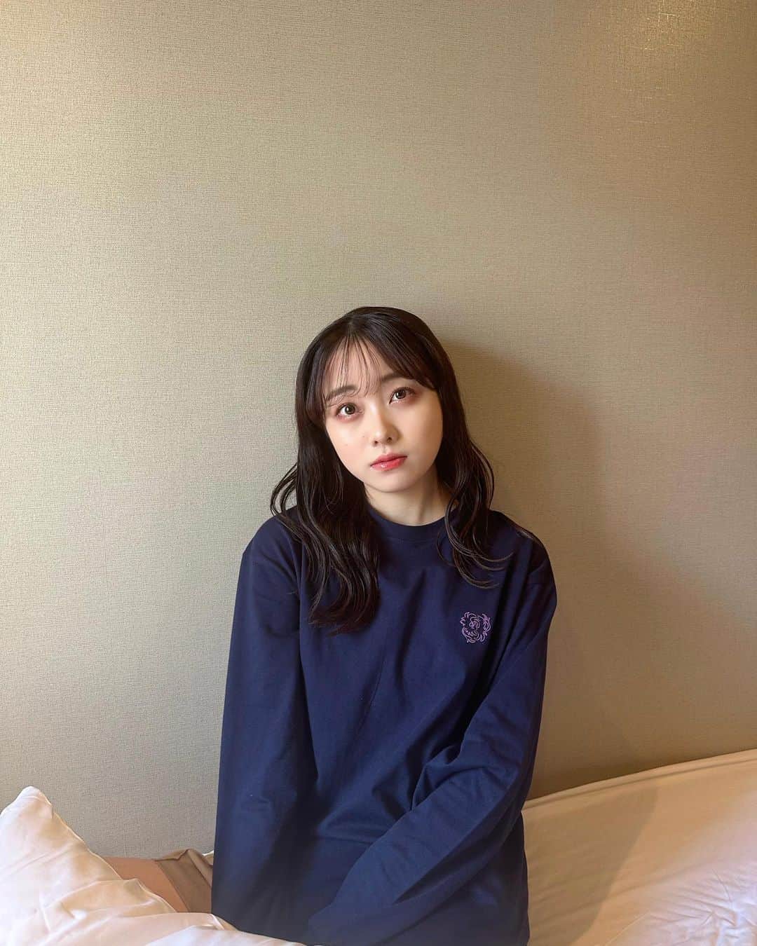 志賀可奈子のインスタグラム：「長袖一枚でさらっと🌬️  サンガライフラボから出ている 「SANGA鳳凰ラインTシャツ」 ワンポイントの刺繍がさりげなくて使いやすい🪡💜  生地もしっかりしていて、ゆったり着れて、 少し肌寒い今の季節にぴったりです✊🏻 ちなみにMサイズ(165cm)着用です！  季節の変わり目、みなさん体調お気をつけください〜🤧 しんどい時は無理をせず🍵 　  #京都サンガ#Jリーグ#サッカー#サッカーグッズ#京都 #tシャツコーデ#秋服コーデ」