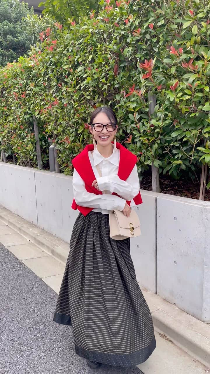 西川瑞希（みずきてぃ）のインスタグラム：「☺︎☺︎☺︎❤︎ bag @cafune.official shoes @tods tops @sea_japan skirt @editforlulu_official glasses @dior   今年のローファーはTOD'Sの👞やっとはけて嬉しい、かわいい！そしてとても歩きやすいです！バッグも届くの楽しみにしていたCAFUNEの新入りさん！形も色も綺麗で、このシンプルだけどポイントになるデザインも◎  ようやく涼しくなったから、秋服をたっぷり楽しめるようなって嬉しいな👠  #autumnfashion #autumn #coordinate #tods #dior #cafune #秋コーデ #大人カジュアル #大人コーデ #ママコーデ #めがね #ローファー #白シャツ」