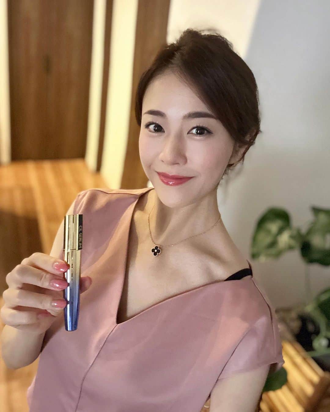 しろまっするのインスタグラム：「・ 色素沈着しないまつげ美容液✨️  これまで染みたり痒みが出たり、まつ毛美容液が使えなかった方にもオススメです🕊‪ 眉毛にも使用出来るのも嬉しい\(❁´∀`❁)ﾉ  最近使い始めたのですが、睫毛が伸びてきた感覚があります🥰  自まつ毛派なので、まつ育頑張りたいと思います( ¨̮ )و✨  #まつ毛美容液 #CILSERUM #シルセラム #ヒト幹細胞培養液 #まつ育 #まつげ #メイク #コスメ #マスカラ #眉毛 #眉育 #アイメイク #まつエク #美容女子 #しろまっする」