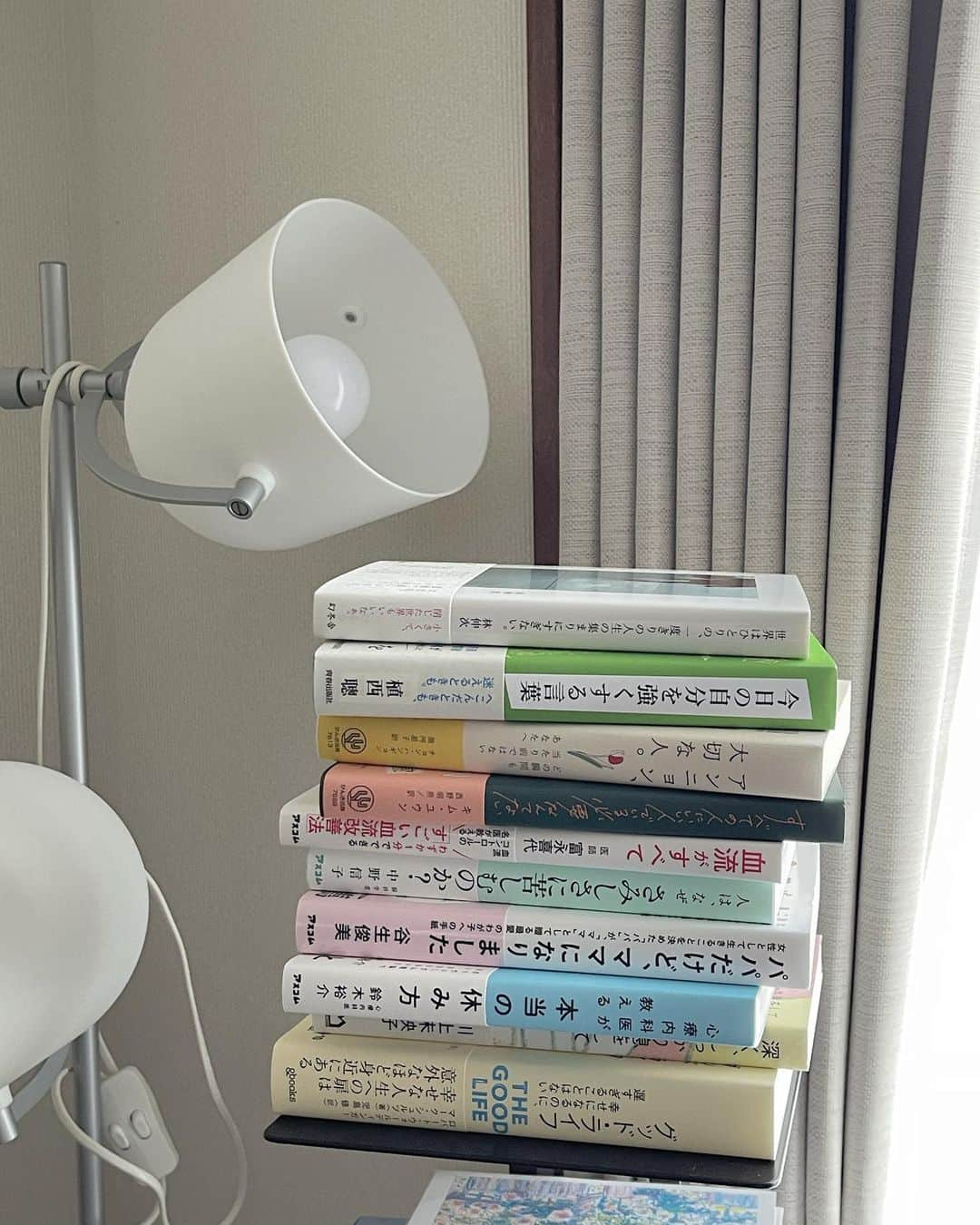 髙林梢絵のインスタグラム：「📚 ⁡ ご恵贈いただいた本たちをご紹介！vol.1 ⁡ さいきん有難いことに 出版社の編集者さんや著者さんからご連絡を いただく機会が増え、本をいただく機会が増えました ⁡ こんな自己満100%なインスタを 見つけていただき、お声がけいただき 本当に恐縮ですがとってもうれしいです🥲 本当にありがとうございます！✨ ⁡ まだ全てを読み終えていないのですが 読んだらまた感想をこちらに書きたいと思います ⁡ きょうはお礼もかねて 読みたいポイント気になるポイントを こちらにまとめてみようと思います🌝 ⁡ 📖 ⁡ 📕写真2.3枚目 #かんき出版 ・#すべての人にいい人でいる必要なんてない ・#アンニョン大切な人  @kankipublishing  ⁡ →SNSなどですごく気になっていた2冊を 偶然にもご恵贈いただけてめちゃくちゃ嬉しい！ 韓国エッセイは自分で読む機会がすくないので こうしてきっかけをいただけてありがたいです💕 自分の趣味嗜好の本だけでなく いま旬な本、話題の書籍を読むのも勉強になります😍 ⁡ ⁡ 📘写真4.5.6枚目 #アスコム ・#人はなぜさみしさに苦しむのか ・#パパだけどママになりました ・#心療内科医が教える本当の休み方 ・#血流がすべて  @ascomchannel  ⁡ →アスコムの編集者さんが わたしが好きそうな本をと前回も 選書してくださったのが「自分という壁」や 「やりたいこと全部やりたい」などで 大変大変心に刺さったのですが🥺 今回も心くすぐる選書をありがとうございます！涙 ⁡ 特に中野信子さんの書籍は気になっていたので うれしかったですし、本当の休み方はぜひ読んで ちゃんと休める人間になりたいです！！！笑 パパだけどママになりました、はこの中でも特に アスコムさんがいま推している一冊だそうです🫶🏻 血流がすべては前回いただいた本なのですが こういう健康系実用書も大好きです…😭🩵 ⁡ ⁡ 📗写真7.8枚目 #KADOKAWA ・#デザインのミカタ  @kadokawa_san  →大島さんが好きそうな本をお送りしていいですか？ とメッセージをいただき、何が届くのかなぁと わくわくしていたのですがデザイン系の本だったので めちゃくちゃびっくり😳😳😳 わたしと「デザイン」って すごく遠い存在だと思ってました😂 パラパラめくるだけでもわかるのですが 世の中のチラシやポスターなど広告物が どんな意図でビジュアライズされているか？！などが 種明かしされている本ですごくおもしろいです❣️ これを読んだらきっと世の中を見る目が変わりそう… わたしは地味に 新卒1年目は広告会社に勤めていたので 広告デザインや広告コピーなどが、好きです🥰笑 ⁡ 📖 ⁡ vol.2につづきます！ ⁡ 今回ご恵贈くださった出版社さま 編集者さま、本当にありがとうございました❤️ ゆっくり、大切に、読んでいきたいとおもいます❤️ 　   #kozu_booklover @kozue__oshima」