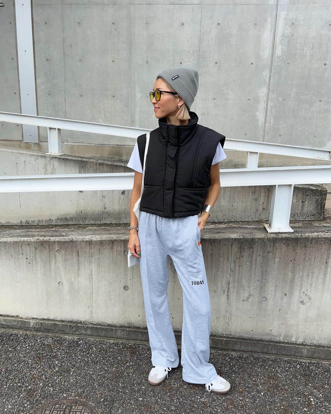 annaのインスタグラム：「.  まだ半袖で余裕な私です🙋🏼‍♀️♡ このスウェット太すぎなくて 使いやすかったー😚🩶 前と後ろに入ってるロゴも可愛い🥰  vest ⋆ @cavezarosso  tops ⋆ @ungrid_official  pants ⋆ @mivialoca  bag ⋆ @coca_official_store  shoes ⋆ @adidas  cap ⋆ @stance_japan   #秋コーデ#スウェットパンツ#シンプルコーデ#ニット帽コーデ#大人カジュアルコーデ#オトナカジュアルコーデ#カジュアルコーデ#158cmコーデ#骨格ナチュラルコーデ#きょこ#モノトーンコーデ」