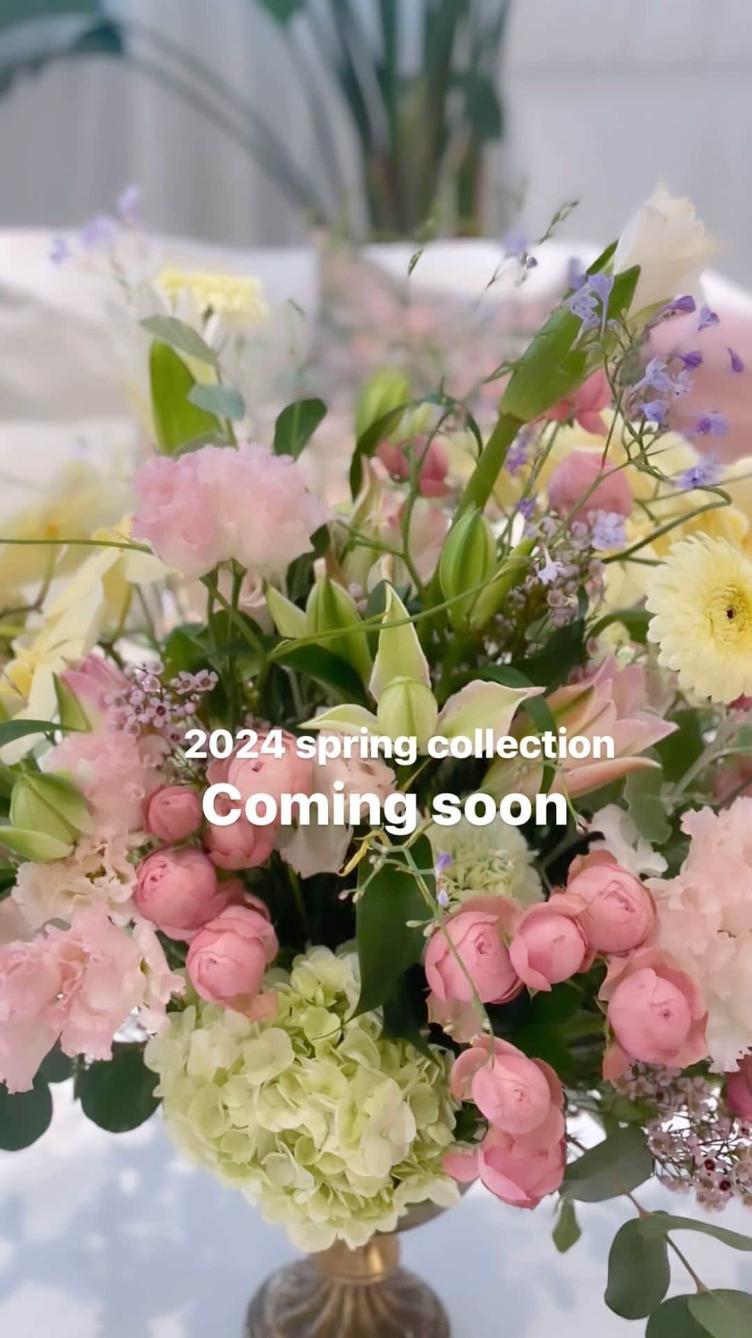Tsuru by Mariko Oikawaのインスタグラム：「Coming soon..🎵 2024 spring collection preorder.  今週はbuyer day. 来週がpress dayです。  どうぞお楽しみに♪  プレスルームはいつも通りナオさんのお花で華やかに彩られています。 @naoten10  いつもありがとうございます。  #tsuru #tsurubymarikooikawa #2024spring #2024ss #preorder」