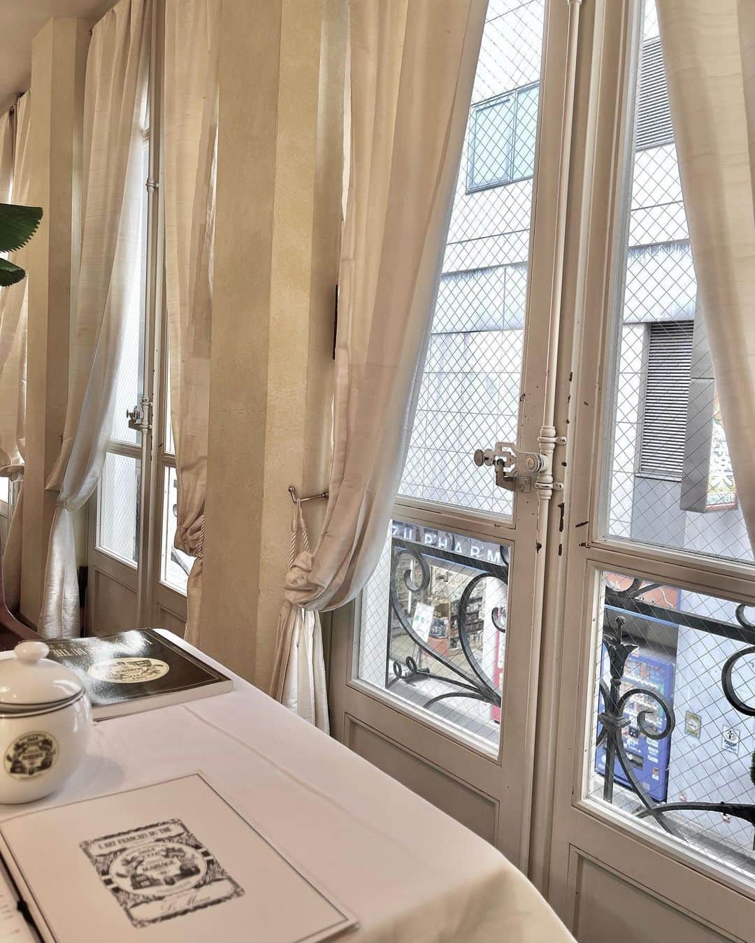 織田エリカさんのインスタグラム写真 - (織田エリカInstagram)「𝕄𝕒𝕣𝕚𝕒𝕘𝕖 𝔽𝕣𝕖𝕣𝕖𝕤🫖🥮  𓂃  マリアージュフレール🍽️ また紅茶飲みに行きたいな🫖🤍  𓂃  #mariagefreres #café #cafe #cafehopping #afternoontea #vintage #vintagegirl #frenchgirl #cafestagram #tea #eclair #mery #rili_tokyo #sucre #マリアージュフレール #銀座 #銀座カフェ #銀座グルメ #スイーツ #スイーツ好きな人と繋がりたい #アフタヌーンティー #カフェ #カフェ巡り #カフェ活 #カフェスタグラム #フレンチガーリー #ヴィンテージ #ヴィンテージガーリー #紅茶 #紅茶専門店」10月4日 20時05分 - _erika0819