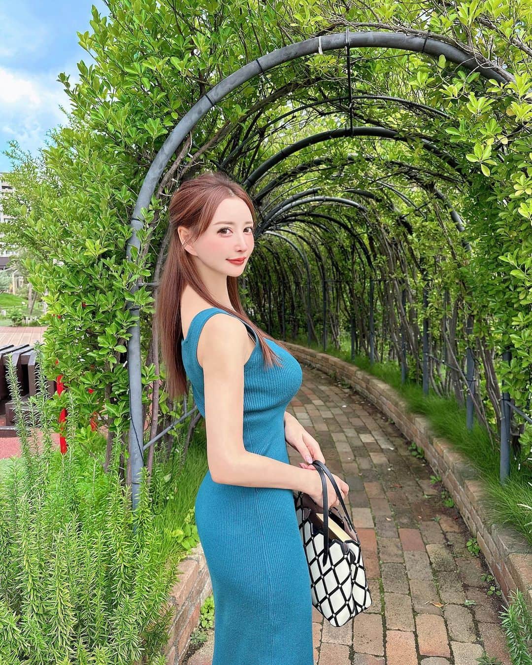 蘭子のインスタグラム：「姪っ子と遊んでたら森の洞窟みたいなところ見つけた🌳 ときめく❤️小学生がグルグル往復してて分かるよ〜って思って見てました🤣💓 . 👗 @emoda_official  👜 @maisonvalentino  . エステはお馴染みの【 @privatesalonamour 】 エンダモロジー大好き💓 . . .」