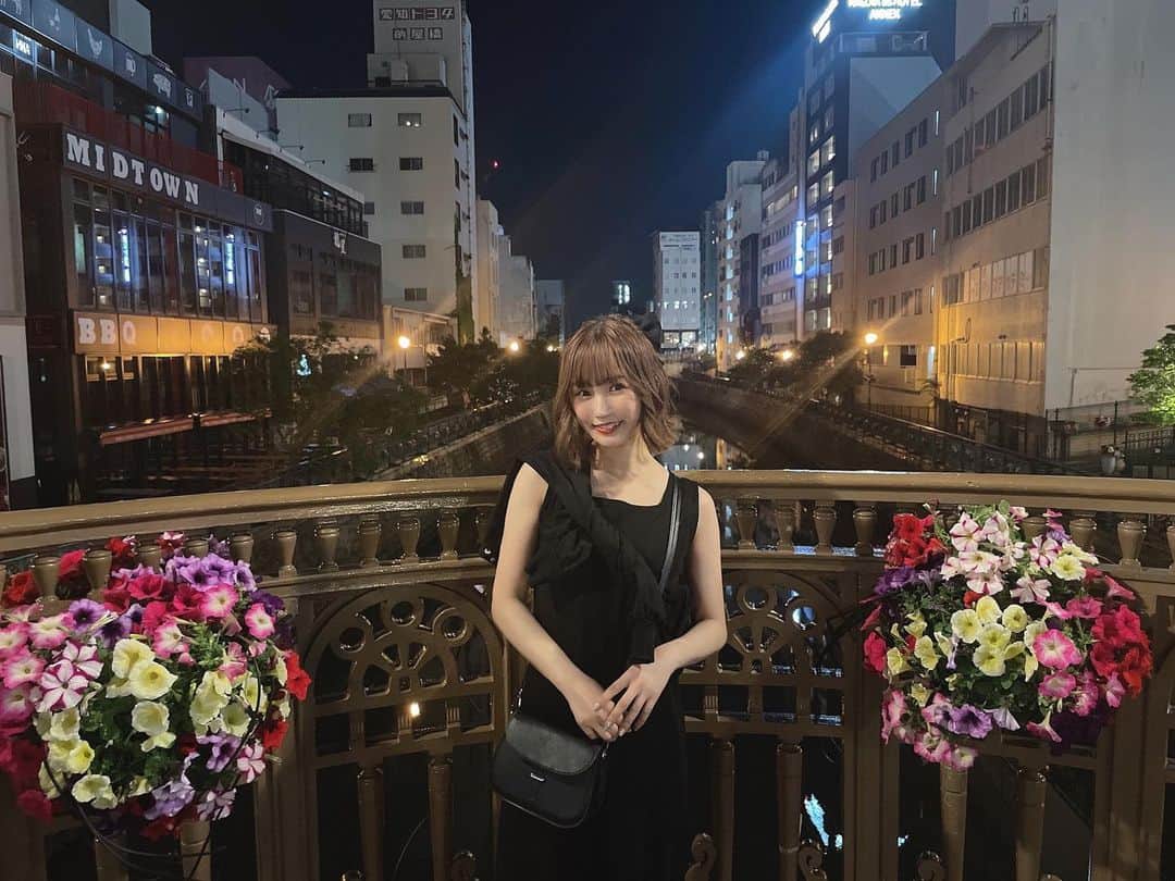 小林智絵のインスタグラム：「. . . . . . パーティー帰りみたいな写真📸🖤 . . . . . #ボブ #ボブアレンジ #ボブヘアアレンジ #巻き髪 #ハーフアップ #黒コーデ #マキシワンピース #名古屋観光 #名古屋旅行 #イエベ #イエベメイク #イエベ秋 #イエベ秋メイク #年齢逆行アイドル」