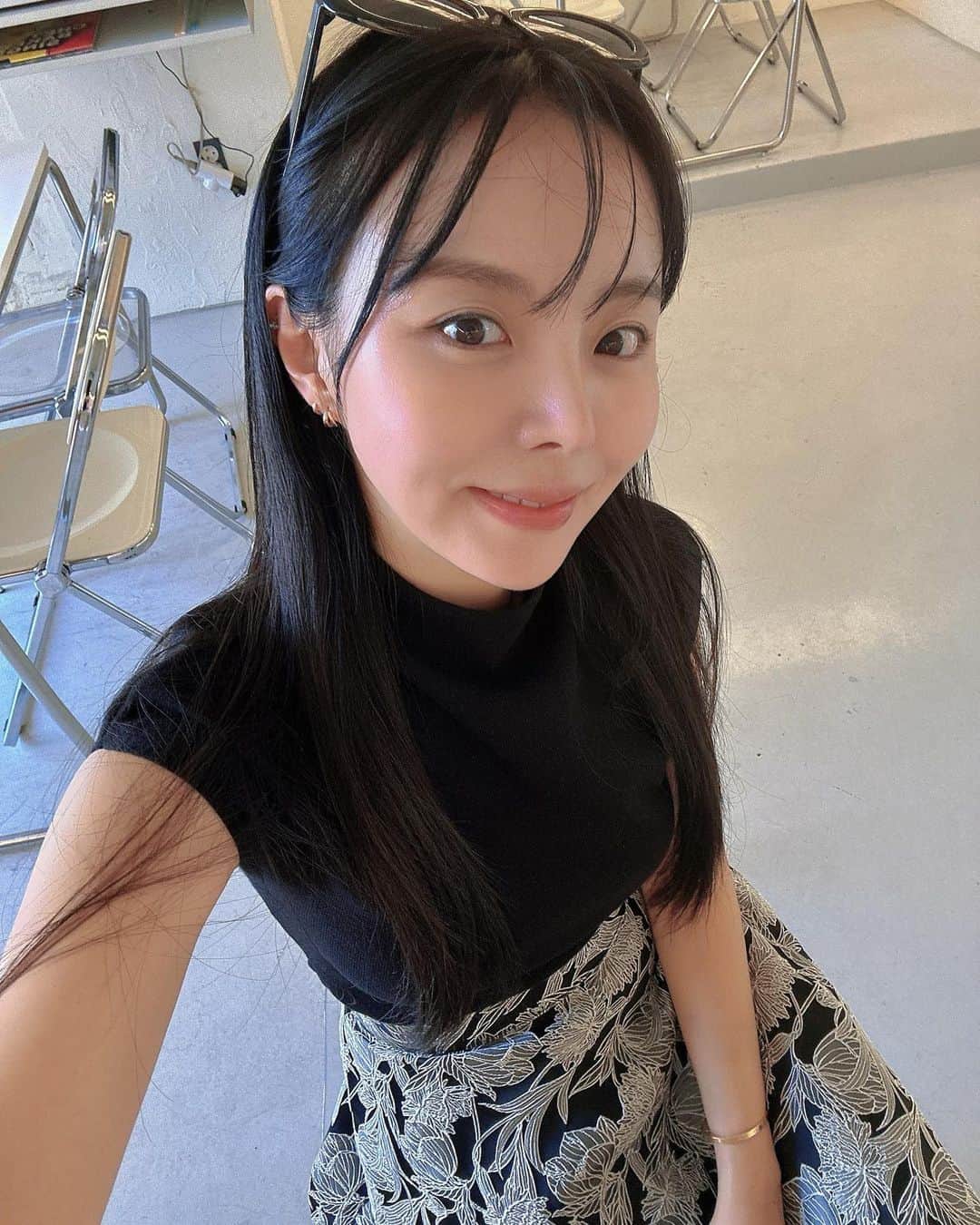のインスタグラム：「날이 좋았던 조카 돌잔치의 날🖤 아끼는 스커트입구✨  어머니가 계속 탐내시던 내 스커트ㅎㅎ 오늘 10-1 아이템으로 올라갔지용👌🏻  반목 터틀 니트는 탄탄한 핏과 비침 없는 밀도감으로 늦가을까지 이너아이템처럼 활용하기 좋아요~!  엄청 단정하고 고급스러운 이너 아이템이라 깔별 소장 추천템😗」