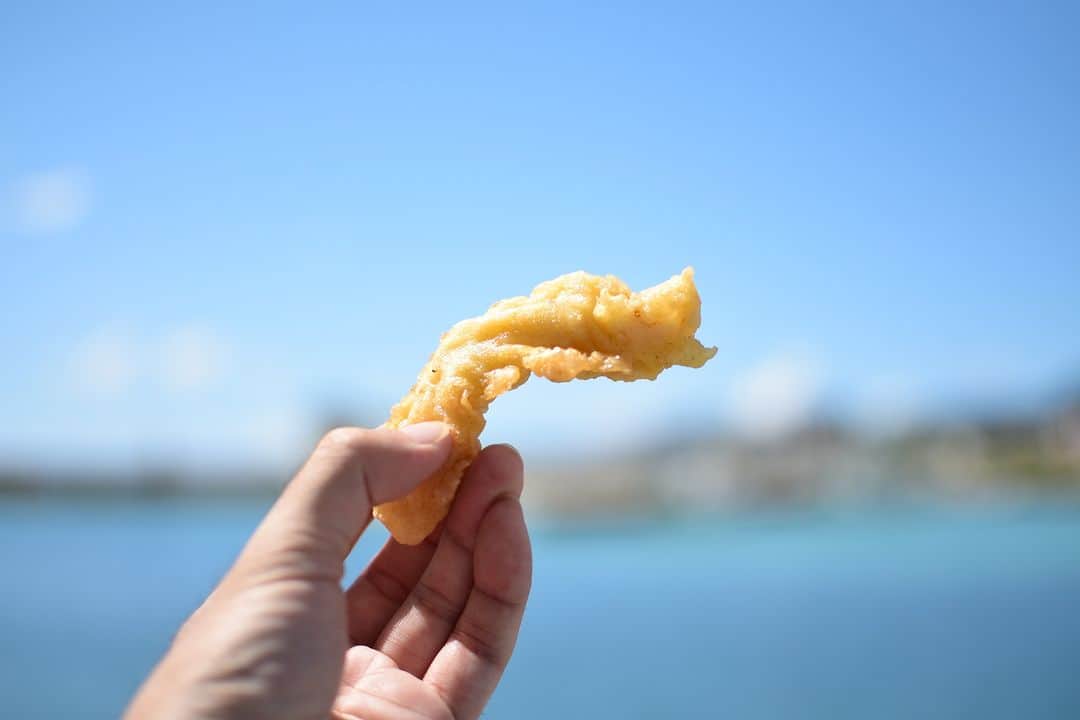Be.okinawaのインスタグラム：「Do you like tempura?😋 Tempura is usually known for its light and crispy texture but in Okinawa, it's a different!   The tempura in Okinawa is deep fried with a thick and moist coating, and the locals often eat it as a snack. It is also served during special occasions like Obon and New Year. Try this local favorite while exploring Okinawa's streets!🚶   #japan #okinawa #visitokinawa #okinawajapan #discoverjapan #japantravel #okinawafood #okinawadelicacy #okinawalocaldelicacy #tempura #okinawatempura #okinawalocalfood」