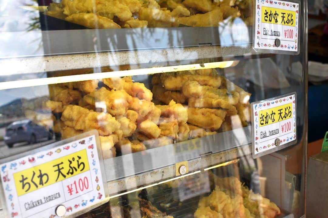 Be.okinawaさんのインスタグラム写真 - (Be.okinawaInstagram)「Do you like tempura?😋 Tempura is usually known for its light and crispy texture but in Okinawa, it's a different!   The tempura in Okinawa is deep fried with a thick and moist coating, and the locals often eat it as a snack. It is also served during special occasions like Obon and New Year. Try this local favorite while exploring Okinawa's streets!🚶   #japan #okinawa #visitokinawa #okinawajapan #discoverjapan #japantravel #okinawafood #okinawadelicacy #okinawalocaldelicacy #tempura #okinawatempura #okinawalocalfood」10月4日 20時00分 - visitokinawajapan