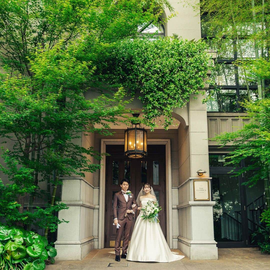 クラシカ表参道【公式Wedding】さんのインスタグラム写真 - (クラシカ表参道【公式Wedding】Instagram)「. 【REAL WEDDING REPORT】 * 表参道駅から徒歩2分 都会の喧騒を忘れさせる大人の隠れ家  @classicaomotesando_wedding @theclassicaomotesando  Dress&Tuxedo @livelovelaugh.forallbrides * * #クラシカ表参道 #classicaomotesando #theclassicaomotesando」10月4日 20時00分 - classicaomotesando_wedding