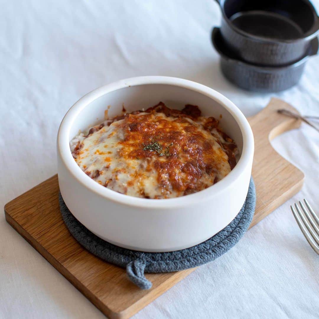 ENGIYA｜縁器屋さんのインスタグラム写真 - (ENGIYA｜縁器屋Instagram)「【大人気】ごはんが美味しく炊けおひつ 今日をちょっとハレにする器🌿 →@engiya_japan  トースターでふっくら美味しいごはんが炊ける おひつをご紹介✨  「1.5合炊き」のこちらの商品は、 一人暮らしの方や、 時間差で食べる家族のごはんに大活躍🍚  手軽に炊き立ての美味しいふっくらごはんが 作ることができ、そのままおひつとして 冷蔵庫で保存もできます。スマートフォルムなので、 冷蔵庫でも邪魔にならないのがうれしいですね☺️  白米だけでなく、今人気の”雑穀米”や”豆ごはん”も 美味しくふっくら艶々に炊き上げます🥢  おにぎりにしてお弁当のように盛り付けても 楽しいお一人様ごはんの出来上がり🍙  炊飯器より美味しくごはんが炊けるおひつ ぜひ、チェックしてみてくださいね！✨⁡  オーバル型「1合サイズ」もおすすめです‼️  ⁡━━━━━━━━━━━━━━━━⁡━━⁡━ 縁器屋【楽天市場店】にて 10/1～10/31まで利用可能なお得なクーポンを ストーリーズにて配布中🏷️  ／ 3,000円以上のお買い上げで お使いいただける 【全品10%OFF】クーポン ※クーポンは併用できません。 ＼  ぜひご利用ください🌿  ◆縁器屋【楽天市場店】 https://www.rakuten.co.jp/engi-ya/  ⁡━━━━━━━━━━━━━━━━⁡━━⁡━  #三重県 #萬古焼 #佐治陶器 #土鍋 #土鍋ごはん #暮らしを楽しむ #器好きな人と繋がりたい #おひつ #土鍋ご飯 #お家ごはん #お家カフェ #心地よい暮らし#丁寧な暮らし#おうちカフェ #縁器屋 #新築祝い #夜食 #テーブルコーディネート #ギフト #プレゼント #おうちごはん #お家ご飯」10月4日 20時00分 - engiya_japan