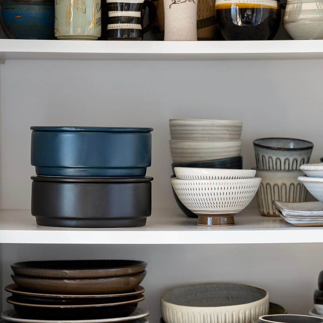 ENGIYA｜縁器屋さんのインスタグラム写真 - (ENGIYA｜縁器屋Instagram)「【大人気】ごはんが美味しく炊けおひつ 今日をちょっとハレにする器🌿 →@engiya_japan  トースターでふっくら美味しいごはんが炊ける おひつをご紹介✨  「1.5合炊き」のこちらの商品は、 一人暮らしの方や、 時間差で食べる家族のごはんに大活躍🍚  手軽に炊き立ての美味しいふっくらごはんが 作ることができ、そのままおひつとして 冷蔵庫で保存もできます。スマートフォルムなので、 冷蔵庫でも邪魔にならないのがうれしいですね☺️  白米だけでなく、今人気の”雑穀米”や”豆ごはん”も 美味しくふっくら艶々に炊き上げます🥢  おにぎりにしてお弁当のように盛り付けても 楽しいお一人様ごはんの出来上がり🍙  炊飯器より美味しくごはんが炊けるおひつ ぜひ、チェックしてみてくださいね！✨⁡  オーバル型「1合サイズ」もおすすめです‼️  ⁡━━━━━━━━━━━━━━━━⁡━━⁡━ 縁器屋【楽天市場店】にて 10/1～10/31まで利用可能なお得なクーポンを ストーリーズにて配布中🏷️  ／ 3,000円以上のお買い上げで お使いいただける 【全品10%OFF】クーポン ※クーポンは併用できません。 ＼  ぜひご利用ください🌿  ◆縁器屋【楽天市場店】 https://www.rakuten.co.jp/engi-ya/  ⁡━━━━━━━━━━━━━━━━⁡━━⁡━  #三重県 #萬古焼 #佐治陶器 #土鍋 #土鍋ごはん #暮らしを楽しむ #器好きな人と繋がりたい #おひつ #土鍋ご飯 #お家ごはん #お家カフェ #心地よい暮らし#丁寧な暮らし#おうちカフェ #縁器屋 #新築祝い #夜食 #テーブルコーディネート #ギフト #プレゼント #おうちごはん #お家ご飯」10月4日 20時00分 - engiya_japan