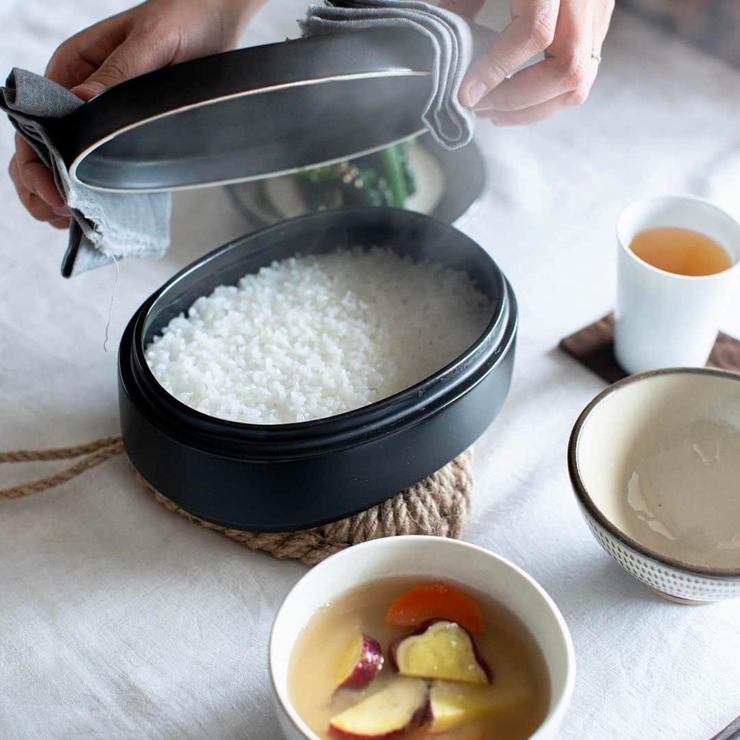 ENGIYA｜縁器屋さんのインスタグラム写真 - (ENGIYA｜縁器屋Instagram)「【大人気】ごはんが美味しく炊けおひつ 今日をちょっとハレにする器🌿 →@engiya_japan  トースターでふっくら美味しいごはんが炊ける おひつをご紹介✨  「1.5合炊き」のこちらの商品は、 一人暮らしの方や、 時間差で食べる家族のごはんに大活躍🍚  手軽に炊き立ての美味しいふっくらごはんが 作ることができ、そのままおひつとして 冷蔵庫で保存もできます。スマートフォルムなので、 冷蔵庫でも邪魔にならないのがうれしいですね☺️  白米だけでなく、今人気の”雑穀米”や”豆ごはん”も 美味しくふっくら艶々に炊き上げます🥢  おにぎりにしてお弁当のように盛り付けても 楽しいお一人様ごはんの出来上がり🍙  炊飯器より美味しくごはんが炊けるおひつ ぜひ、チェックしてみてくださいね！✨⁡  オーバル型「1合サイズ」もおすすめです‼️  ⁡━━━━━━━━━━━━━━━━⁡━━⁡━ 縁器屋【楽天市場店】にて 10/1～10/31まで利用可能なお得なクーポンを ストーリーズにて配布中🏷️  ／ 3,000円以上のお買い上げで お使いいただける 【全品10%OFF】クーポン ※クーポンは併用できません。 ＼  ぜひご利用ください🌿  ◆縁器屋【楽天市場店】 https://www.rakuten.co.jp/engi-ya/  ⁡━━━━━━━━━━━━━━━━⁡━━⁡━  #三重県 #萬古焼 #佐治陶器 #土鍋 #土鍋ごはん #暮らしを楽しむ #器好きな人と繋がりたい #おひつ #土鍋ご飯 #お家ごはん #お家カフェ #心地よい暮らし#丁寧な暮らし#おうちカフェ #縁器屋 #新築祝い #夜食 #テーブルコーディネート #ギフト #プレゼント #おうちごはん #お家ご飯」10月4日 20時00分 - engiya_japan