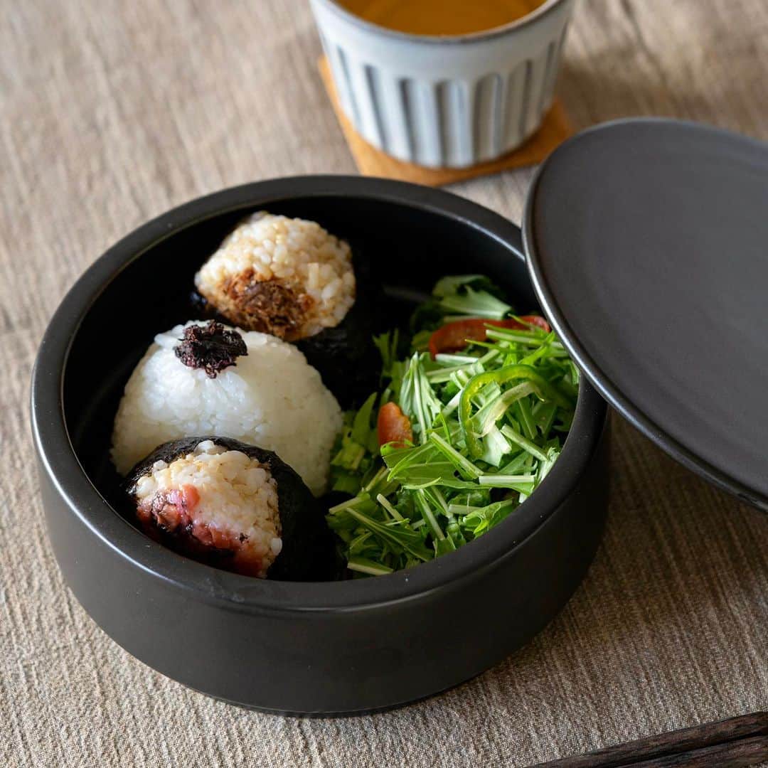 ENGIYA｜縁器屋さんのインスタグラム写真 - (ENGIYA｜縁器屋Instagram)「【大人気】ごはんが美味しく炊けおひつ 今日をちょっとハレにする器🌿 →@engiya_japan  トースターでふっくら美味しいごはんが炊ける おひつをご紹介✨  「1.5合炊き」のこちらの商品は、 一人暮らしの方や、 時間差で食べる家族のごはんに大活躍🍚  手軽に炊き立ての美味しいふっくらごはんが 作ることができ、そのままおひつとして 冷蔵庫で保存もできます。スマートフォルムなので、 冷蔵庫でも邪魔にならないのがうれしいですね☺️  白米だけでなく、今人気の”雑穀米”や”豆ごはん”も 美味しくふっくら艶々に炊き上げます🥢  おにぎりにしてお弁当のように盛り付けても 楽しいお一人様ごはんの出来上がり🍙  炊飯器より美味しくごはんが炊けるおひつ ぜひ、チェックしてみてくださいね！✨⁡  オーバル型「1合サイズ」もおすすめです‼️  ⁡━━━━━━━━━━━━━━━━⁡━━⁡━ 縁器屋【楽天市場店】にて 10/1～10/31まで利用可能なお得なクーポンを ストーリーズにて配布中🏷️  ／ 3,000円以上のお買い上げで お使いいただける 【全品10%OFF】クーポン ※クーポンは併用できません。 ＼  ぜひご利用ください🌿  ◆縁器屋【楽天市場店】 https://www.rakuten.co.jp/engi-ya/  ⁡━━━━━━━━━━━━━━━━⁡━━⁡━  #三重県 #萬古焼 #佐治陶器 #土鍋 #土鍋ごはん #暮らしを楽しむ #器好きな人と繋がりたい #おひつ #土鍋ご飯 #お家ごはん #お家カフェ #心地よい暮らし#丁寧な暮らし#おうちカフェ #縁器屋 #新築祝い #夜食 #テーブルコーディネート #ギフト #プレゼント #おうちごはん #お家ご飯」10月4日 20時00分 - engiya_japan