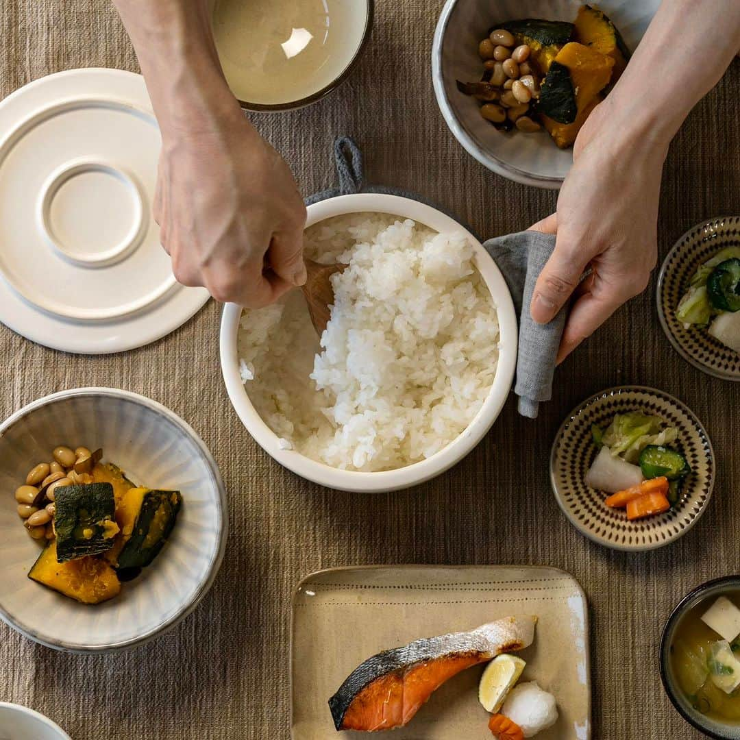 ENGIYA｜縁器屋のインスタグラム：「【大人気】ごはんが美味しく炊けおひつ 今日をちょっとハレにする器🌿 →@engiya_japan  トースターでふっくら美味しいごはんが炊ける おひつをご紹介✨  「1.5合炊き」のこちらの商品は、 一人暮らしの方や、 時間差で食べる家族のごはんに大活躍🍚  手軽に炊き立ての美味しいふっくらごはんが 作ることができ、そのままおひつとして 冷蔵庫で保存もできます。スマートフォルムなので、 冷蔵庫でも邪魔にならないのがうれしいですね☺️  白米だけでなく、今人気の”雑穀米”や”豆ごはん”も 美味しくふっくら艶々に炊き上げます🥢  おにぎりにしてお弁当のように盛り付けても 楽しいお一人様ごはんの出来上がり🍙  炊飯器より美味しくごはんが炊けるおひつ ぜひ、チェックしてみてくださいね！✨⁡  オーバル型「1合サイズ」もおすすめです‼️  ⁡━━━━━━━━━━━━━━━━⁡━━⁡━ 縁器屋【楽天市場店】にて 10/1～10/31まで利用可能なお得なクーポンを ストーリーズにて配布中🏷️  ／ 3,000円以上のお買い上げで お使いいただける 【全品10%OFF】クーポン ※クーポンは併用できません。 ＼  ぜひご利用ください🌿  ◆縁器屋【楽天市場店】 https://www.rakuten.co.jp/engi-ya/  ⁡━━━━━━━━━━━━━━━━⁡━━⁡━  #三重県 #萬古焼 #佐治陶器 #土鍋 #土鍋ごはん #暮らしを楽しむ #器好きな人と繋がりたい #おひつ #土鍋ご飯 #お家ごはん #お家カフェ #心地よい暮らし#丁寧な暮らし#おうちカフェ #縁器屋 #新築祝い #夜食 #テーブルコーディネート #ギフト #プレゼント #おうちごはん #お家ご飯」