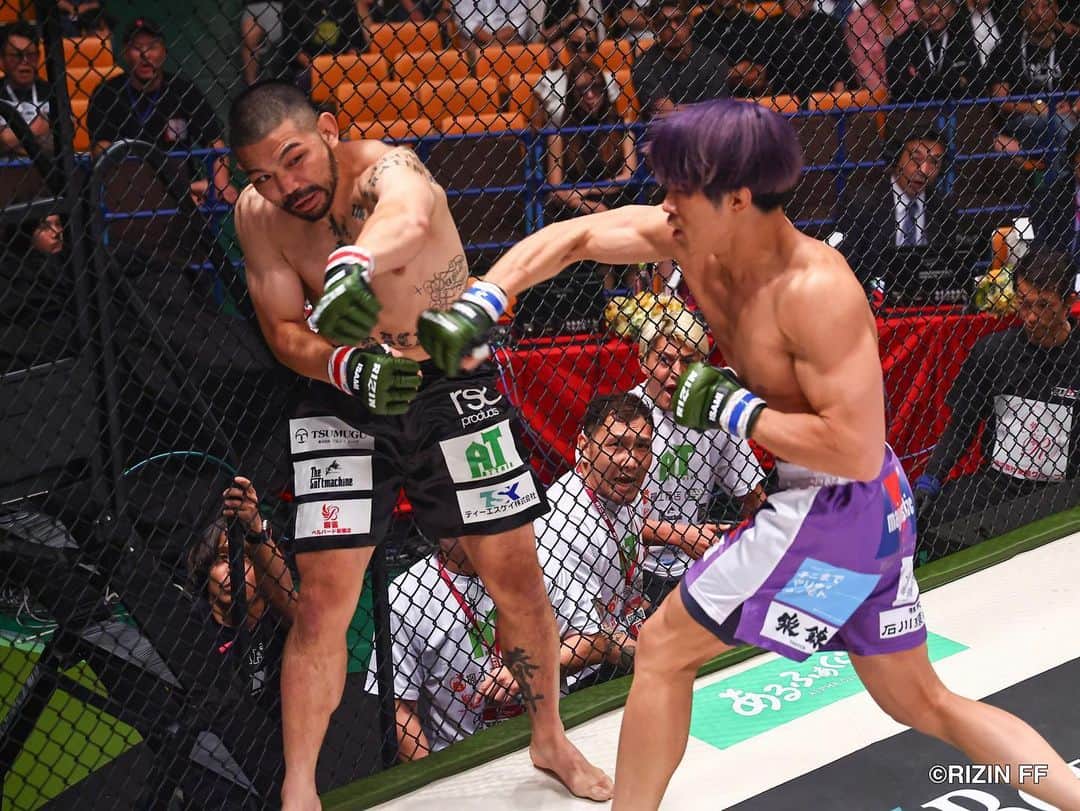 RIZIN FF OFFICIALのインスタグラム：「#RIZIN_LANDMARK6 Match,2 “𝐂𝐨𝐦𝐞𝐛𝐚𝐜𝐤 𝐊𝐢𝐧𝐠” ---------------- @musclegrill defeats @tokeshikouhei by TKO (ground punch) 1:11 of Round 1.  #rizin #rizinff #mma #fighter #yusakuinoue」