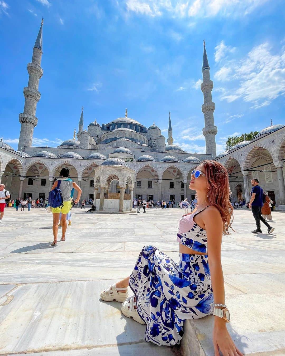 myumyuのインスタグラム：「#ブルーモスク 正式名称は#スルタンアフメトモスク#SultanAhmetCamii  3つ前投稿のピンクのライトアップのモスクほんとはこんな色🩵  入り口でスカーフ借りて頭に巻くよ🧕  #Türkiye#Turkey#turkeytravel#turkey🇹🇷#Istanbul#i̇stanbul#istanbulturkey#traveler#travelawesome#travelgram#traveltheworld#mosque#hotelview#hotelbar#bluemosque#sultanahmetmosque #トルコ#トルコ旅行#イスタンブール#海外旅行#海外旅行好きな人と繋がりたい#旅行#海外旅行大好き#旅スタグラム#歴史地区#世界遺産#モスク」