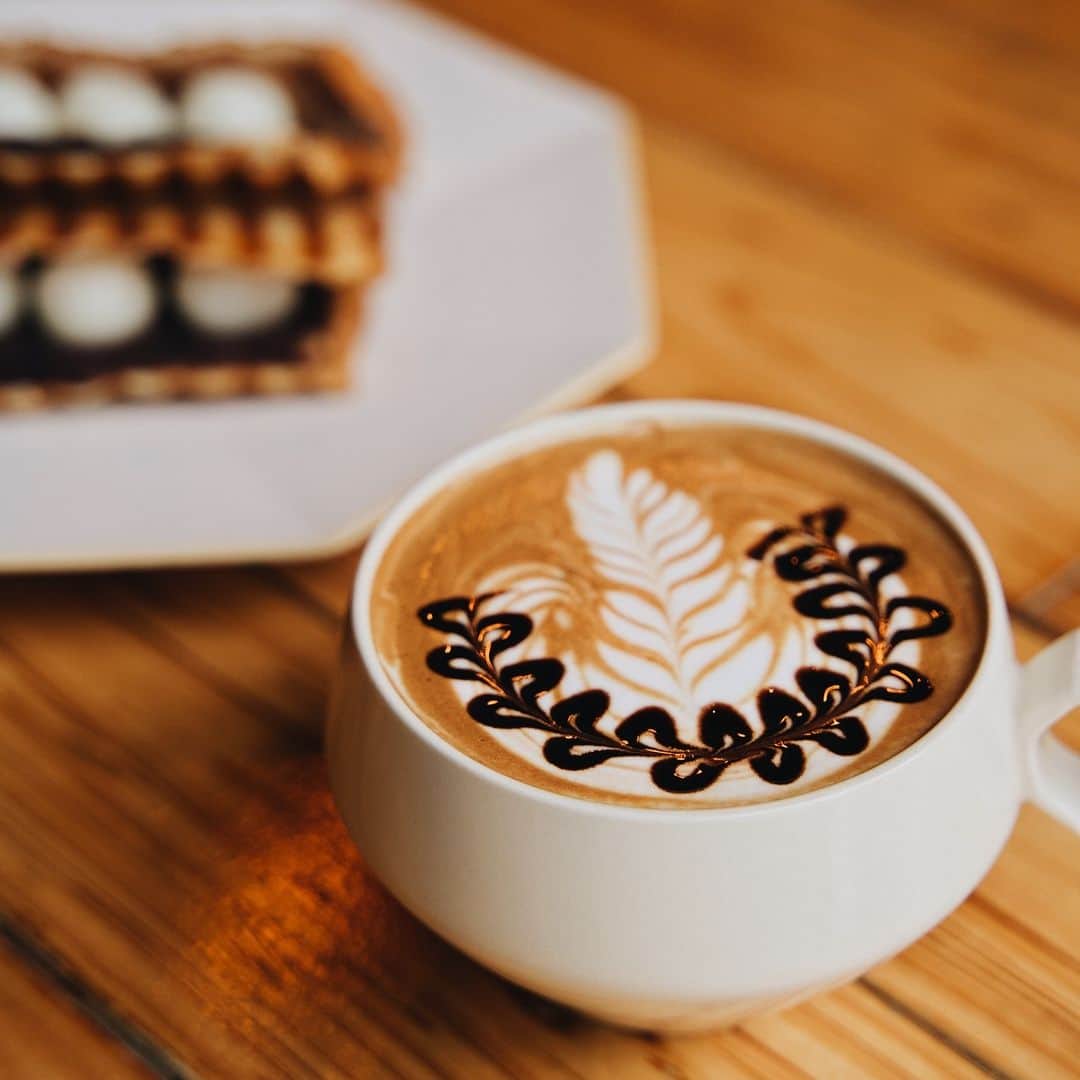 MIRROR OFFICIALのインスタグラム：「【あと10日】POP UP SHOPの見どころをご紹介👀✨  ・ホルトコーヒー（ @howltcoffee ）さんの店内では、 　eniマグとeniプレートでホルトコーヒーメニューを楽しめます☕️ ・eni箸置き単品 はPOP UP限定での販売です ・Identity茶碗（好きな表情のうつわを選ぶ楽しみも） 　人気の ・HASAMI PORCELAIN Bowl Round ・TYパレスプレート 　も登場予定！  CRAFT STOREで人気のアイテムはもちろん、全国各地のうつわや日用品の約200点のアイテムを実際に手に取ってご覧いただけます。 ぜひ遊びに来てくださいね🙌  📅2023年10月14日（土）〜15日（日）の2日間 📍Fukuoka Growth Next（福岡大名ガーデンシティ横）  ⏰10月14日（土） 11時〜17時 ・10月15日（日） 11時〜16時  注意事項： 今回のポップアップではギフトラッピング対応は行っておりません。あらかじめご了承ください。  みなさまのお越しを心よりお待ちしております。  :::::::::::::::::::::::::::::::::::::::: ✐後で見返すには保存をタップ◎ ✐CRAFT STOREでは日本のいいものをご紹介 フォローやいいねもとっても励みになります。 @craftstore.jp　 ::::::::::::::::::::::::::::::::::::::::  #クラフトストア #CRAFTSTORE #シンプルな暮らし #食器 #器 #うつわ好き #器好き #うつわ #お皿 #キッチン」