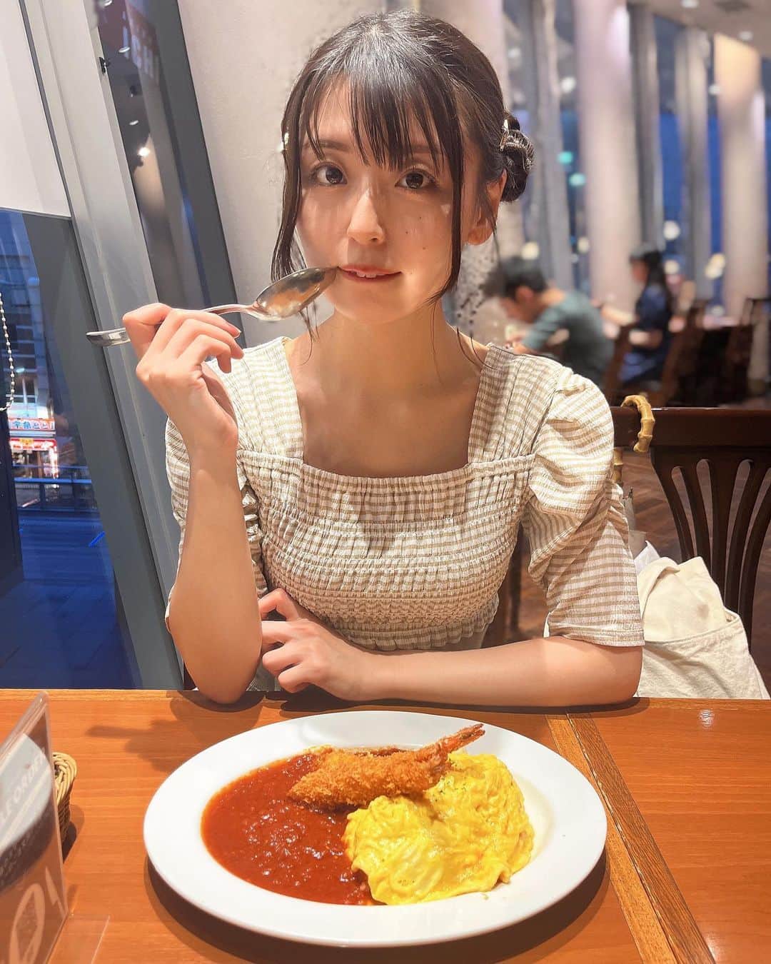 竹本茉莉のインスタグラム：「. 涼しくなってきて夏服が着られなくなってしまいましたね。 この世で1番夏服が可愛いのに…悲しいです。 これは夏の終わりに食べたわんぱくご飯です。 夏は食欲なくてうどんばっかり食べてたのに(ほんとかな)秋になったとたん食欲が止まりせん。もりもりです。(これはほんと) 今日のご飯はごま豆乳鍋でした🍲 市販のお鍋の素って大きすぎるのでだいたい2日はそのお鍋を食べ続けることになります。明日もごま豆乳鍋です🍲 この前はいてた靴下がやぶれて、そういえば1年半くらい靴下買ってない気がするな〜と思ったので、靴下屋さんでいっぱい買ってぼろぼろのやつを一気に捨てました。新しい靴下ってすごく足の裏が気持ちいい！すごい！ちゃんと定期的に新しくしようと思いました🧦でも靴下とか下着とかバスタオルって買い替えの時期ほんとにわからないですね。」