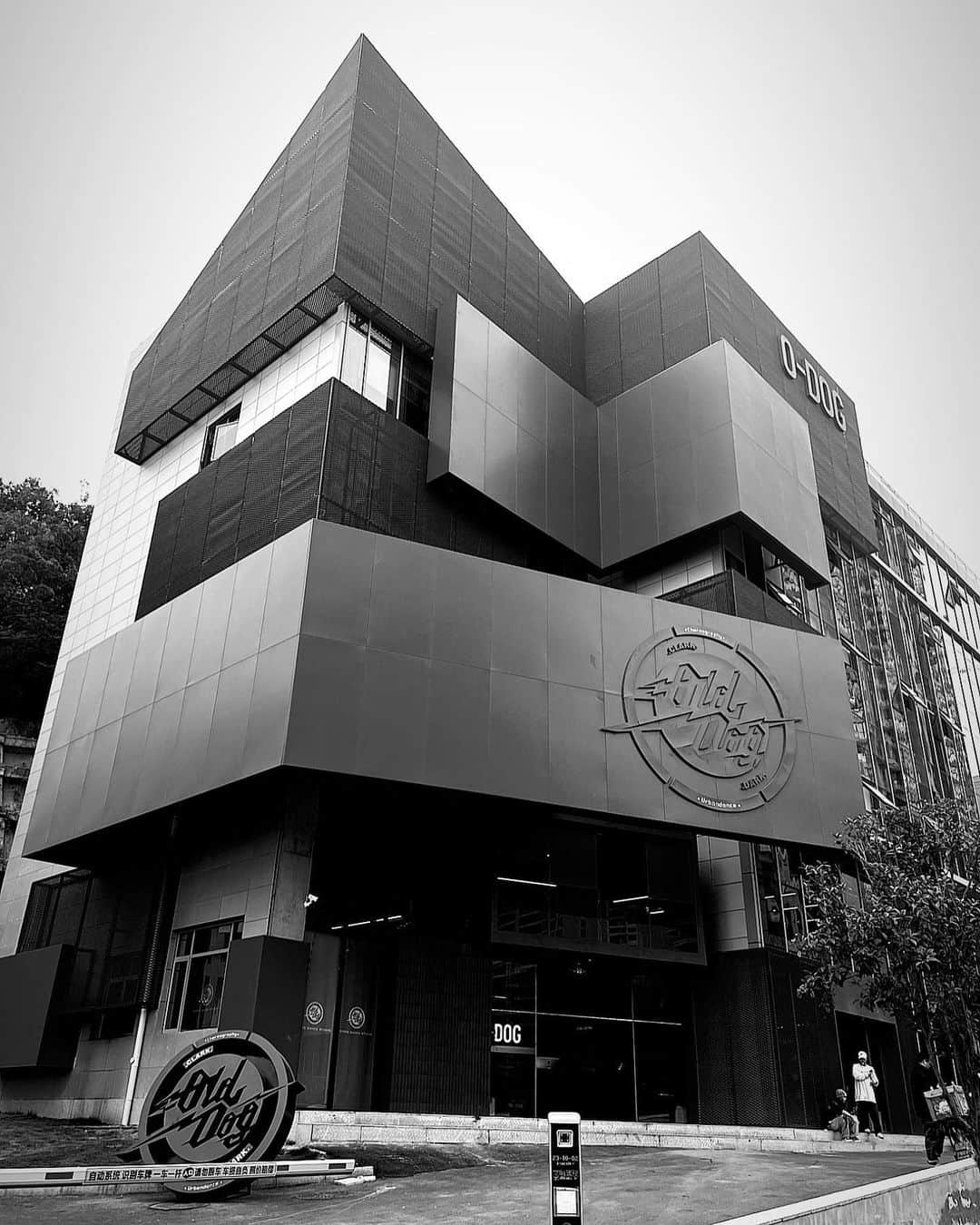 RIEHATAのインスタグラム：「Congratulations on your renewal 🆕studio!!! 📍@odogchina 🇨🇳 It's crazyyyyyy🏢🔥 I'm so happy to be back! Thank you Dark&Clark and Siya! always🥰」