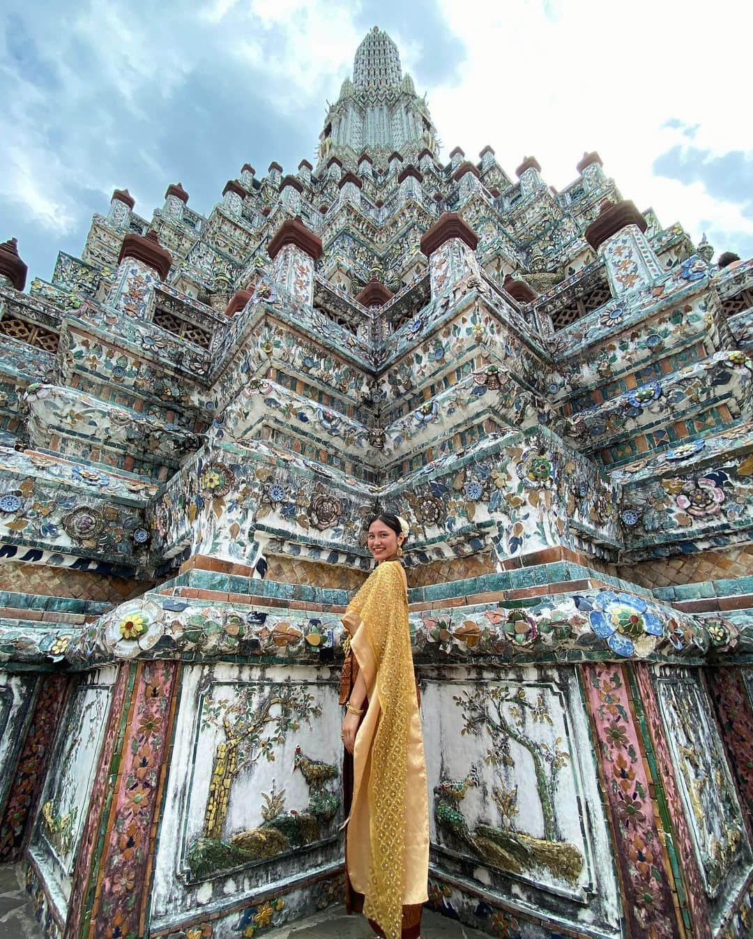 モラレスしれなのインスタグラム：「. 🇹🇭の民族衣装(?) สไบ サバイを着たよ〜！！！ 大好きなゴールドをチョイスしました ワット・アルン本当に綺麗やった🛕💫」