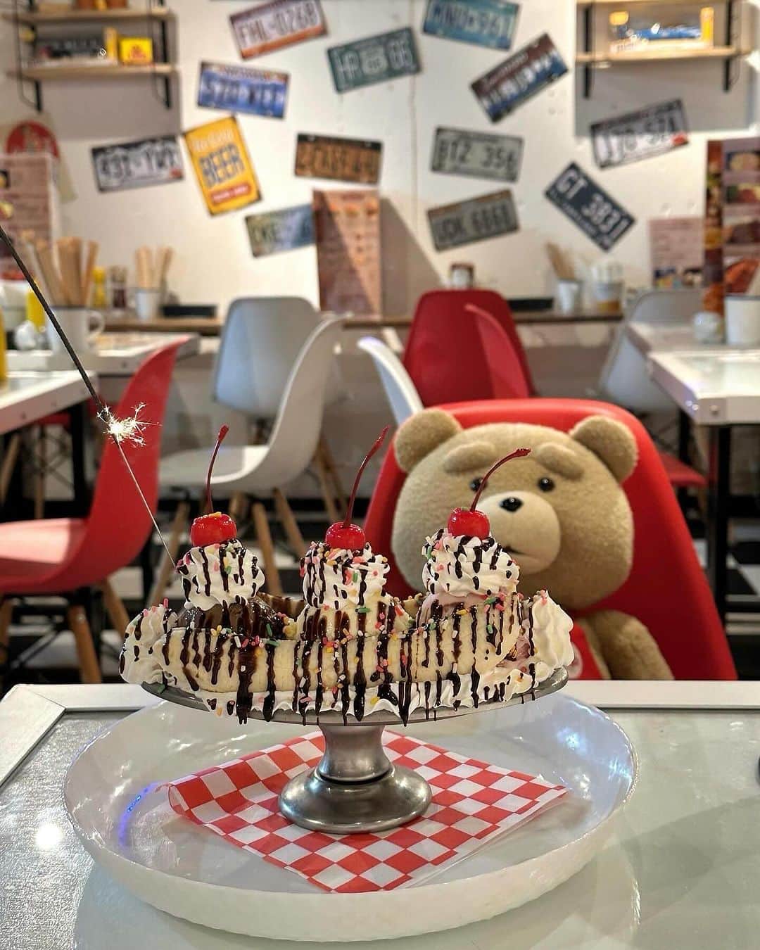 横田亜美のインスタグラム：「. 1年振りのちーちゃんと お揃いのお洋服を着て ハンバーガー屋さんへ🍔🍟 . 店内はアメリカンなBGMに 内装で、何よりも店員さんが とっても感じの良い方々で かなり長居してしまいました😛🍴 . 料理も可愛くて美味しいし また遊びに行きたいな〜って 思えるお店です🎶 . . 🍔 @the.diner_kanda 👚 @qumerry.official  #PR #TheDiner #アメリカンダイナー #ハンバーガー #ハンバーガー屋 #ハンバーガー部 #ハンバーガー女子 #ハンバーガーランチ #ハンバーガーショップ #アメリカン #アメリカン雑貨 #東京カフェ #東京カフェ巡り #東京カフェ部」