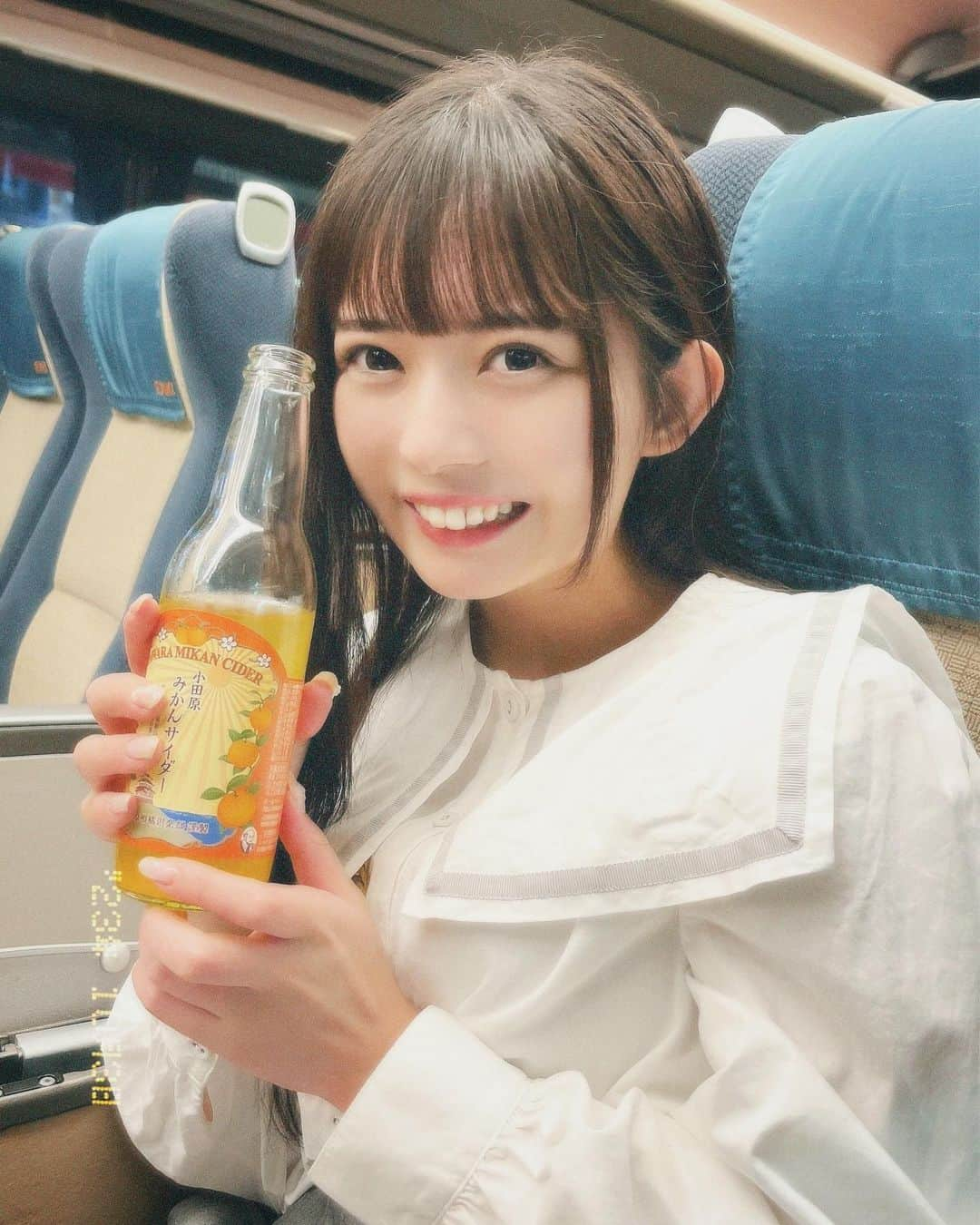 愛瀬ひなのインスタグラム：「・ 🚃‪‪❤︎‬ ・ フィルムカメラみたいなやつどうかな ‪‪☺︎‬ ・ ・ ・ ・ ・ ・ ・    #黒髪ロング  #黒髪ぱっつん  #暗髪カラー  #透明感カラー #ぱっつん前髪  #アイドル前髪  #彼女感  #彼氏目線  #アイドル  #アイドルヘア  #ヘアアレンジ  #箱根旅行  #箱根湯本  #フィルムカメラアプリ」