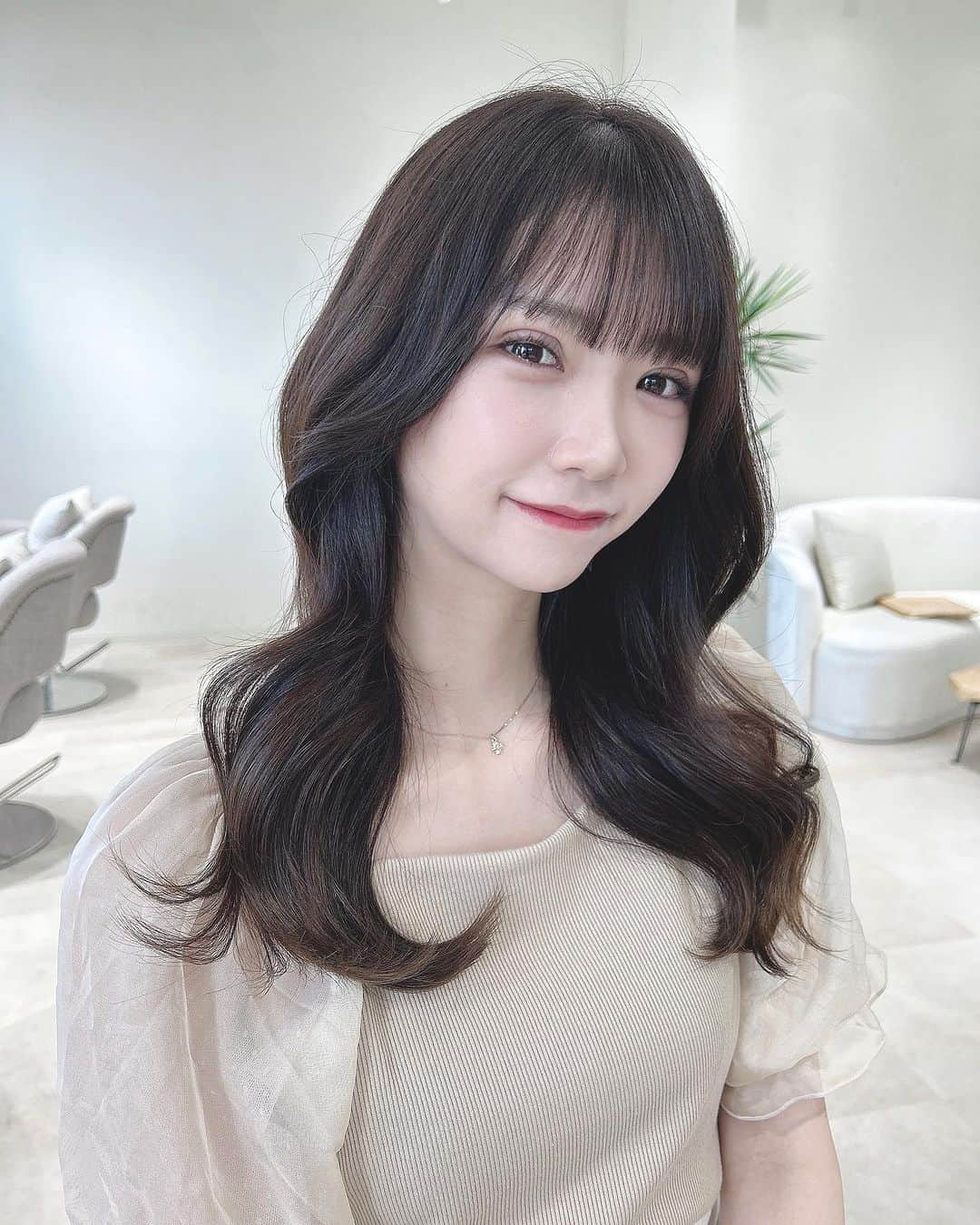 堂本千晴のインスタグラム：「少し前に髪質改善行ってきた💆🏻‍♀️ いつもと違う感じの巻き髪で大人っぽですか？？」