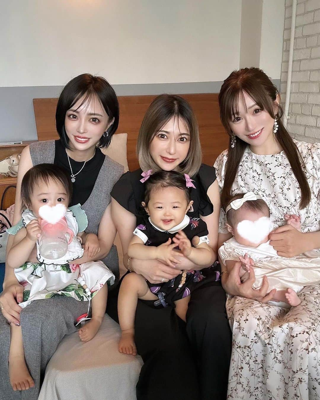 サキ吉さんのインスタグラム写真 - (サキ吉Instagram)「女子6人で👩‍👧👩‍👧👩‍👧💓 ほんと楽しかった❤️ ママ友増えて嬉しいな🥰💕 ベビ吉もお友達たくさん嬉しそう✨️ ． 月末またこのメンバーで集まって楽しいこと企画してるのっ🎃🌙👻🌟 今から楽しみ❤️❤️❤️ ． ． ． #新米ママ #女の子ママ #令和4年ベビー #女の子ベビー #赤ちゃんのいる暮らし #赤ちゃんのいる生活 #子育て #ママライフ #ママ垢さんと繋がりたい #1歳児ママ #赤ちゃん連れランチ  #子連れランチ東京  #渋谷ランチ #ホテルエマノン  ． ． ----------------------------- @sakikichi1201 161cm42kg(産後ダイエット-12kg達成) 骨格ストレート イエベ春 毎日ストーリーズでダイエットの秘訣など美容について更新してます😏❤️ SNS総フォロワー45万人overありがとう💕 フォロー、保存、コメント嬉しいです✨」10月4日 20時09分 - sakikichi1201