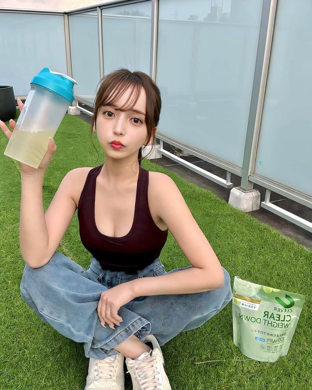 平尾優美花（ゆみちぃ）のインスタグラム：「最近ハマりのさっぱりプロテイン🥛 ジム終わり、娘とたくさん遊んだあととか、運動終わりに飲みたくなるスッキリしたマスカット味なの🍇💚 朝ごはんの置き換えにも◎  身体の内側から綺麗になりたいから、あっさりゴクゴク飲みやすいのがとてもいい〜！！  #プロテイン#ホエイプロテイン#ダイエット#PR」