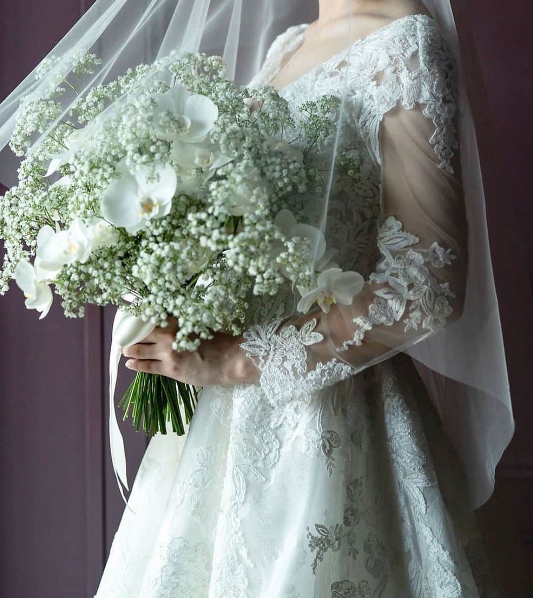 オリエンタルホテル ウェディングのインスタグラム：「.  Wedding Bouquet  結婚式の大切なアイテムの一つである ウェディングブーケ  お打ち合わせの中でドレスのデザインや 新婦様のパーソナルに合わせて 専属のフローリストがしっかりご提案させていただきます  世界に一つだけのブーケだからこそ 結婚式が結んだ後はアフターブーケに  形としてこれからもずっと残ることが とても嬉しいですよね  @oriental.hotel.kobe  @oriental.hotel.wedding  @jieli.official  @thetreatdressing  #ohk花嫁 #weddingbouquet #weddingdress #tuxedo #ウェディングドレス #タキシード #ウェディングブーケ #居留地 #thetreatdreesing #orientalhotel #orientalhotelwedding #オリエンタルホテル #オリエンタルホテル旧居留地」
