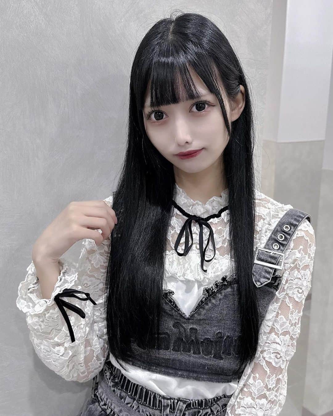 れものインスタグラム：「. . 髪の毛トゥルトゥルにしてもらいました〜♥ . さらに綺麗な黒髪になったよ 🤲🏻 . . @shoota_0416 さんありがとうございました！ . . . . . . #量産型  #病みかわいい #地雷女 #量産型コーデ #量産型女子 #地雷 #量産型ヲタク #selfie #セルカ #selca  #自撮り女子 #自撮り界隈 #yamikawaii #ゴスロリ #좋아요 #셀카 #셀피 #메이크업 #팔로우 #meido #카페 #셀스타그램 #メイド #メイド服 #ロリィタ #ニーハイ #goth #ジラジョ」