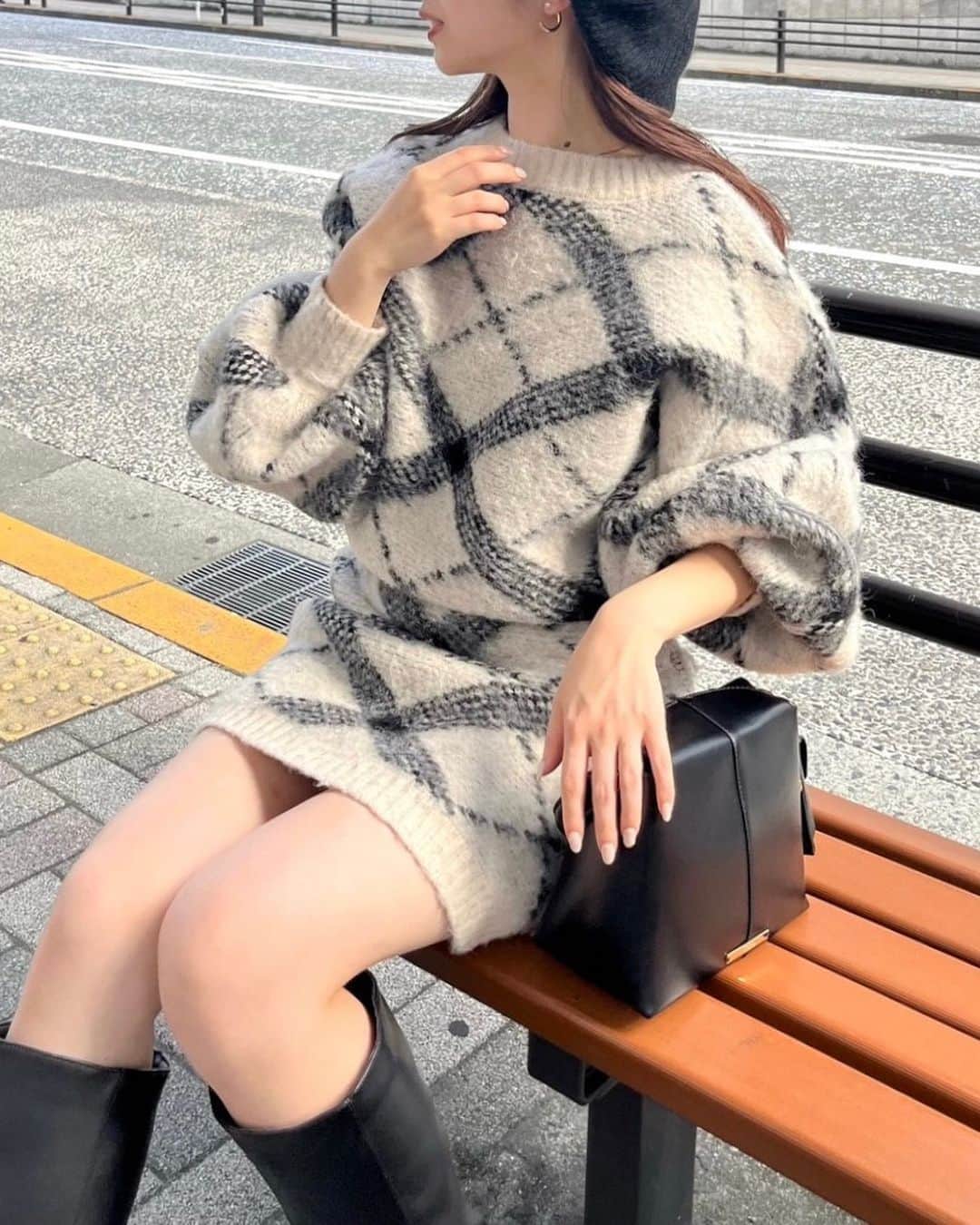 WHO’S WHO Chicoのインスタグラム：「. 【PRE  ORDER】 ジャガードドルマンミニニットワンピース price : ¥9,680(tax in) color : ベージュ、グレー、ベージュチェック、グレーチェック  10/12(木)頃店舗入荷予定、(遠方店舗は10/13(金)予定です) .  　 #Chico #SalonbyChico  #ニット #ニットカーディガン #2023aw #23aw . ※商品ページでは、遅延などの影響も考え納期を少し先に設定させていただいております。 予約商品は商品ページにて記載している納期より早いお届けになる場合がございますので予めご了承ください。」